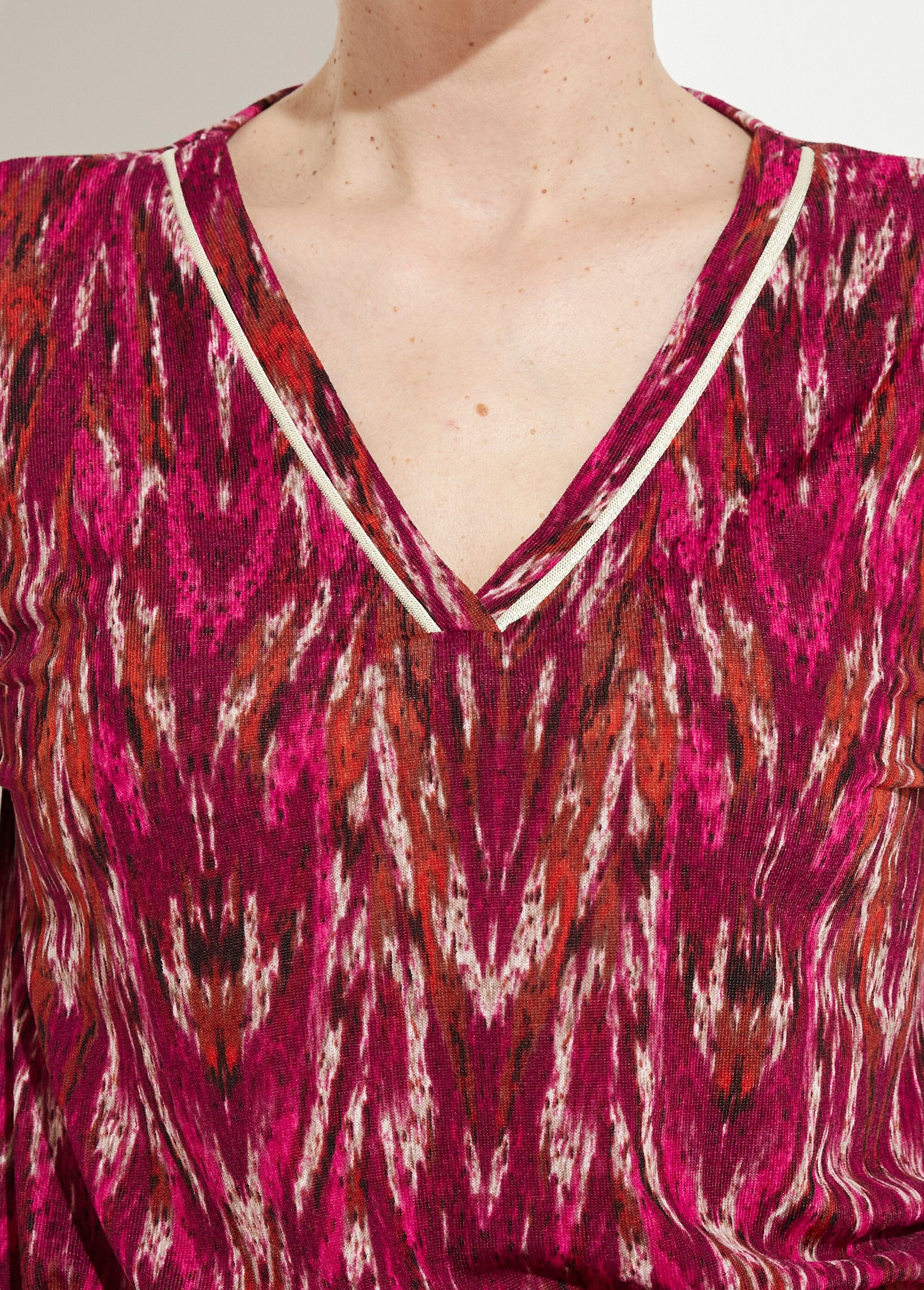 Vestido_curto_estampado_com_decote_em_V,_mangas_compridas_Cassis_et_beige_DE1_slim