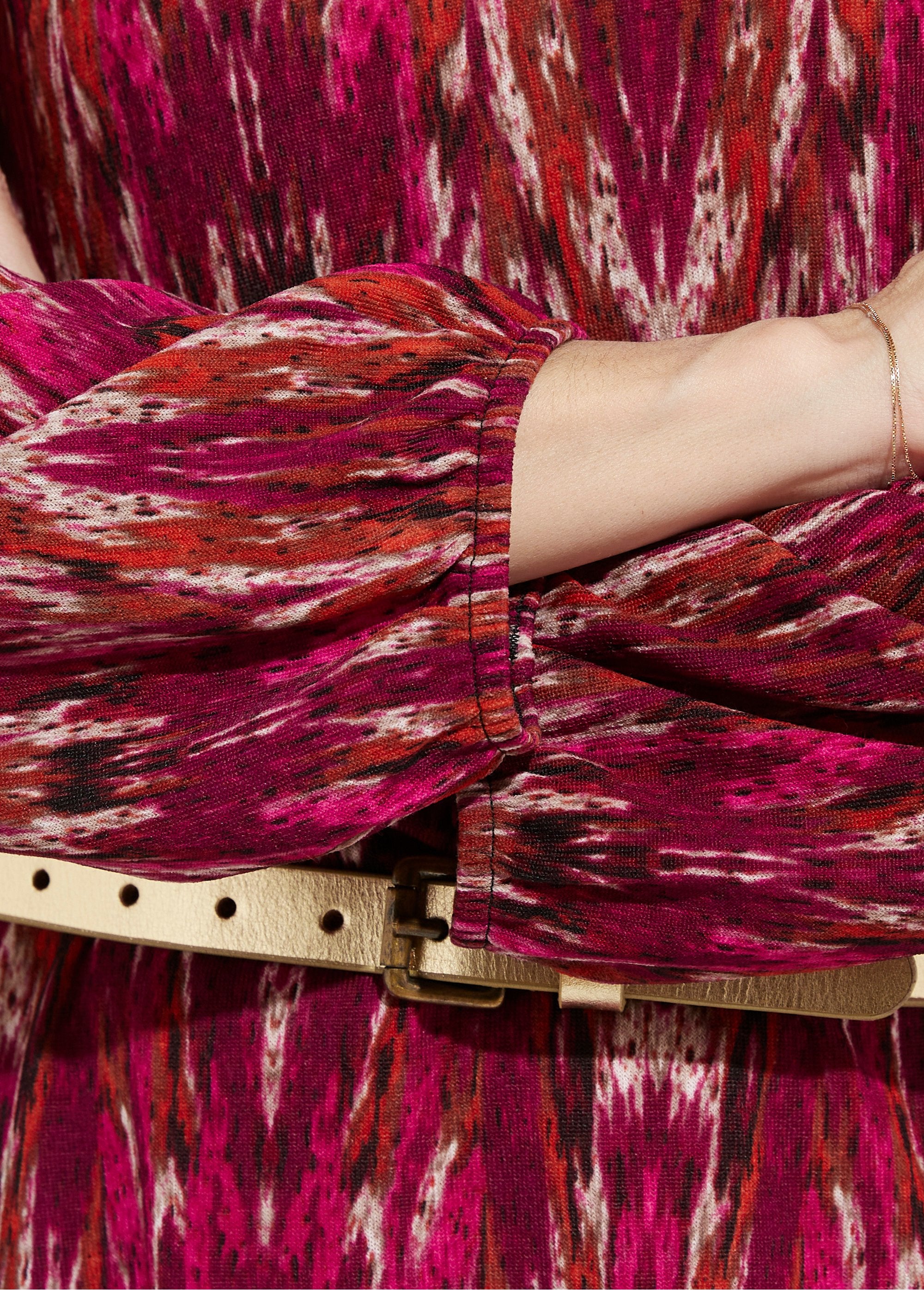 Vestido_curto_estampado_com_decote_em_V,_mangas_compridas_Cassis_et_beige_DE2_slim