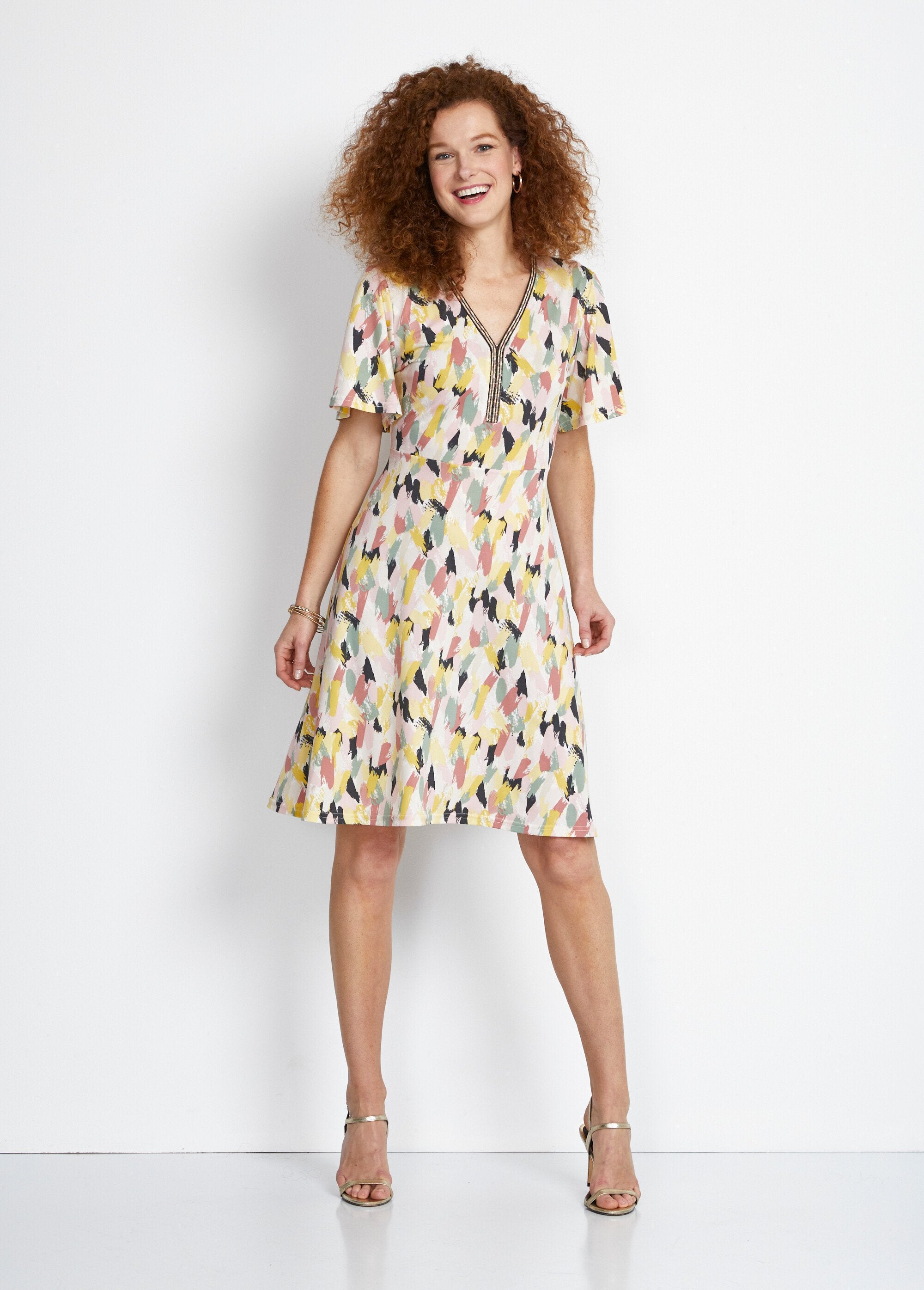 Vestido_curto_com_trança_de_pérolas_estampada_Rose_et_vert_FA1_slim