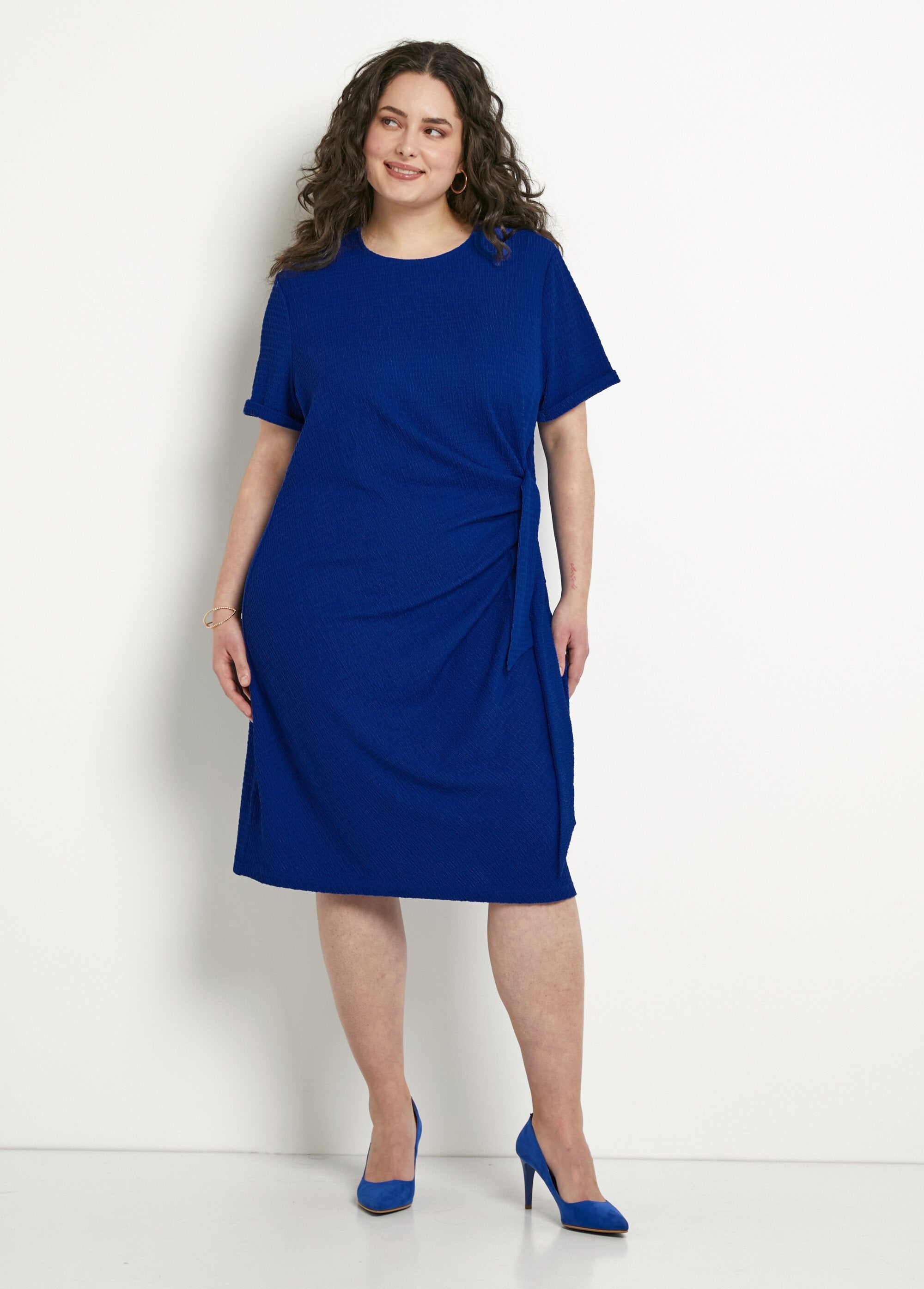Vestido_curto_liso_drapeado_com_efeito_tapa_barriga_Bleu_FA1_curvy