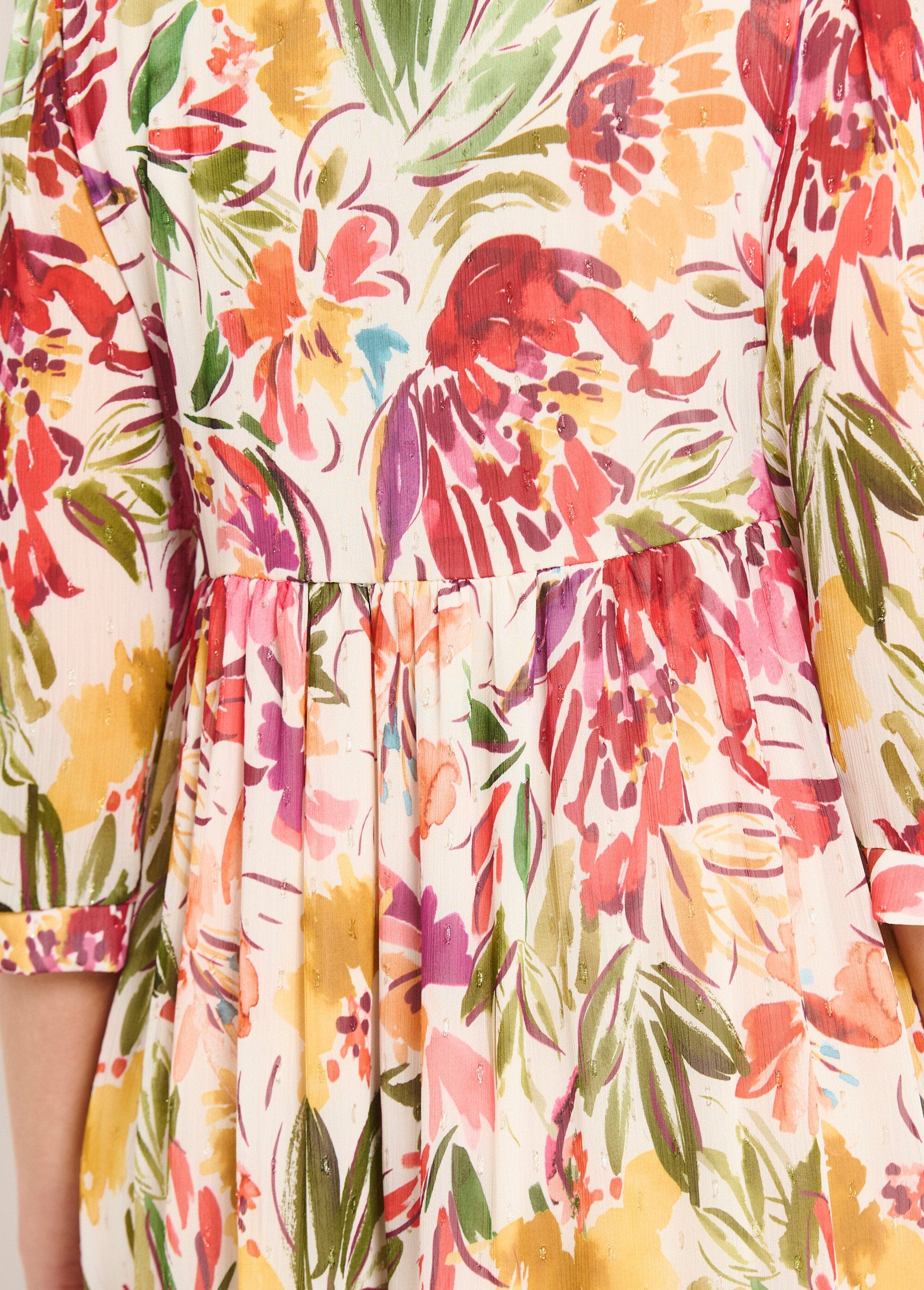 Vestido_curto_de_babados_com_decote_em_V_e_véu_floral_Multicolore_DE2_slim