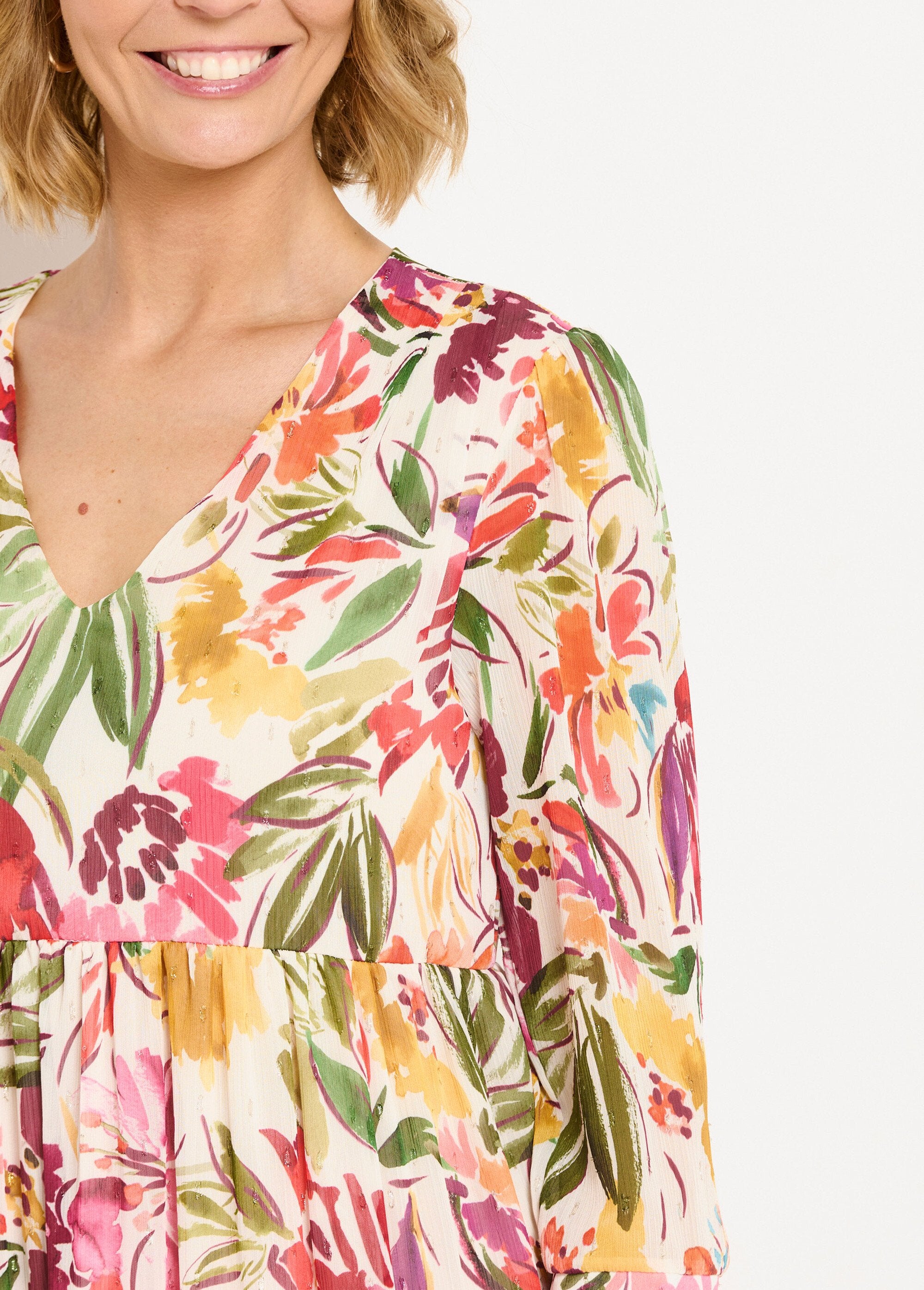 Vestido_curto_de_babados_com_decote_em_V_e_véu_floral_Multicolore_DE3_slim