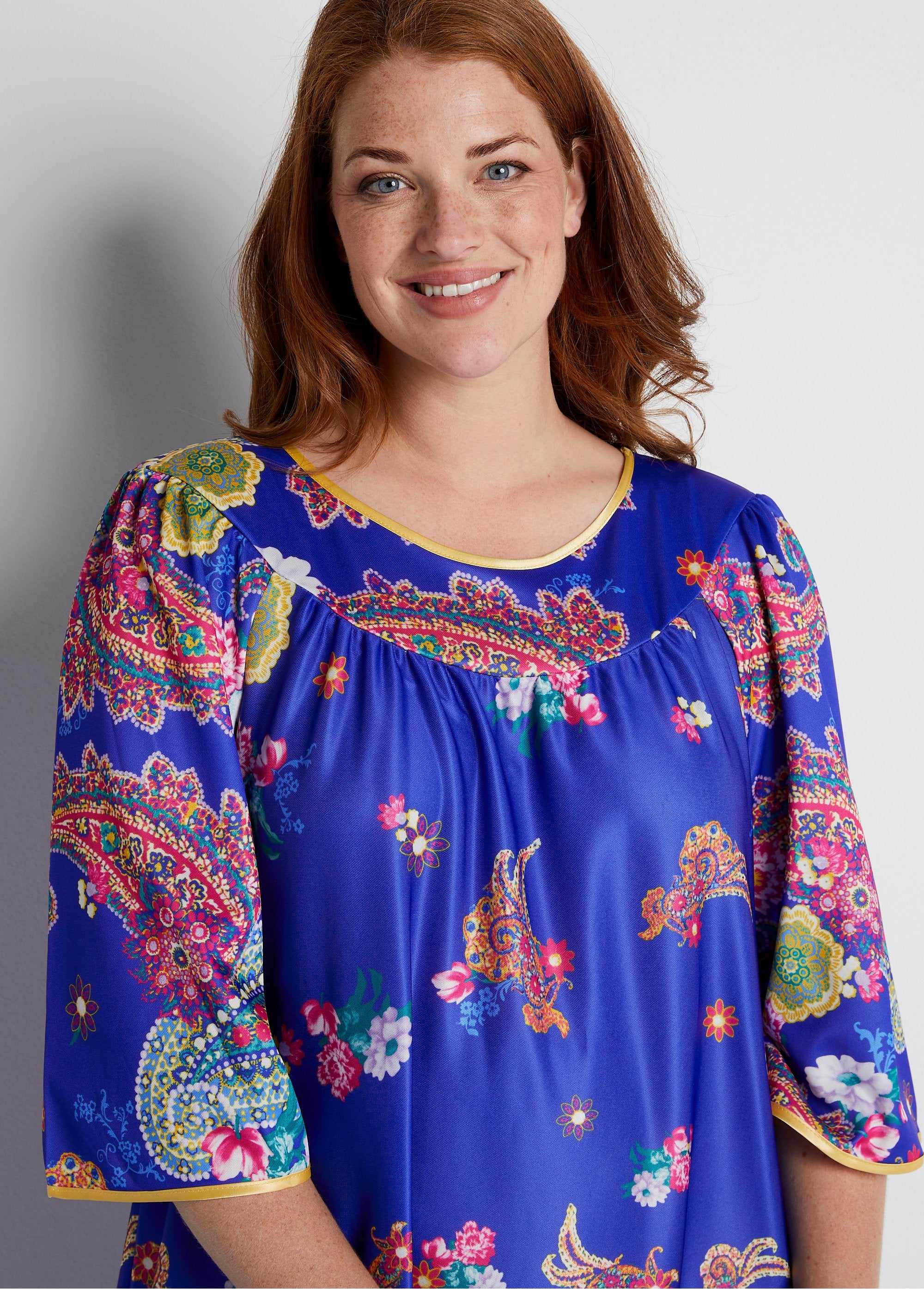 Vestido_de_anfitriã_estampado_Fundo_azul_DE1_curvy