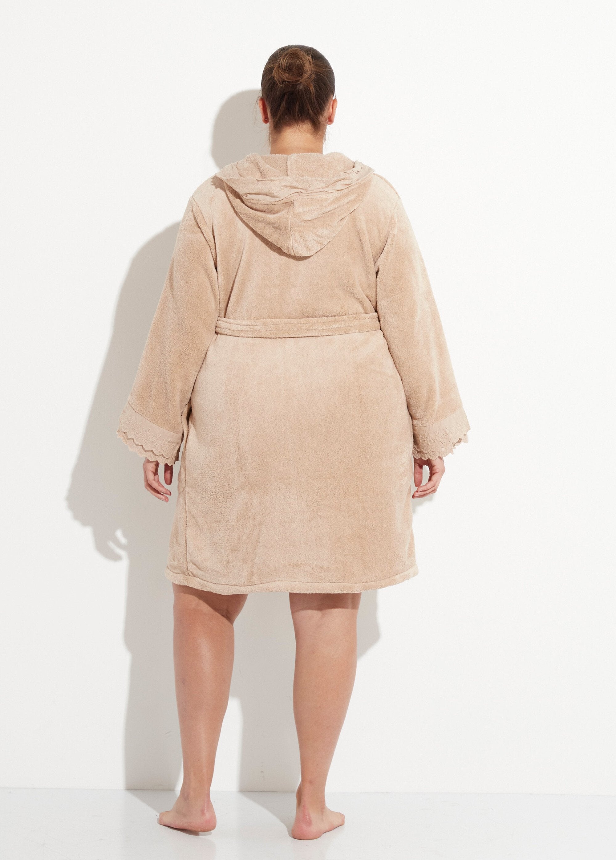 Roupão_com_capuz,_broderie_anglaise_Taupe_DO1_curvy