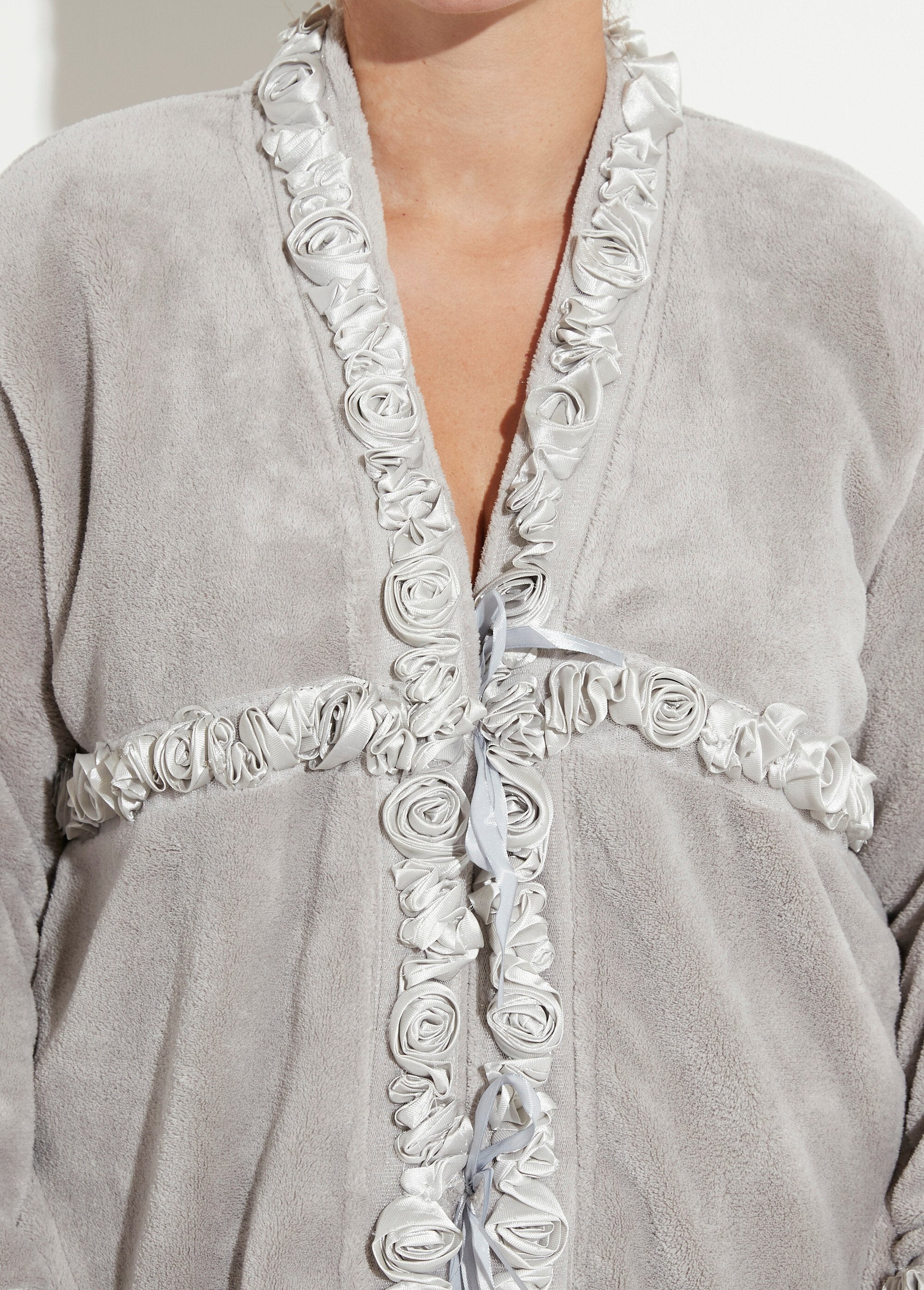 Roupão_de_lã,_pormenores_cor-de-rosa_Gris_DE1_curvy