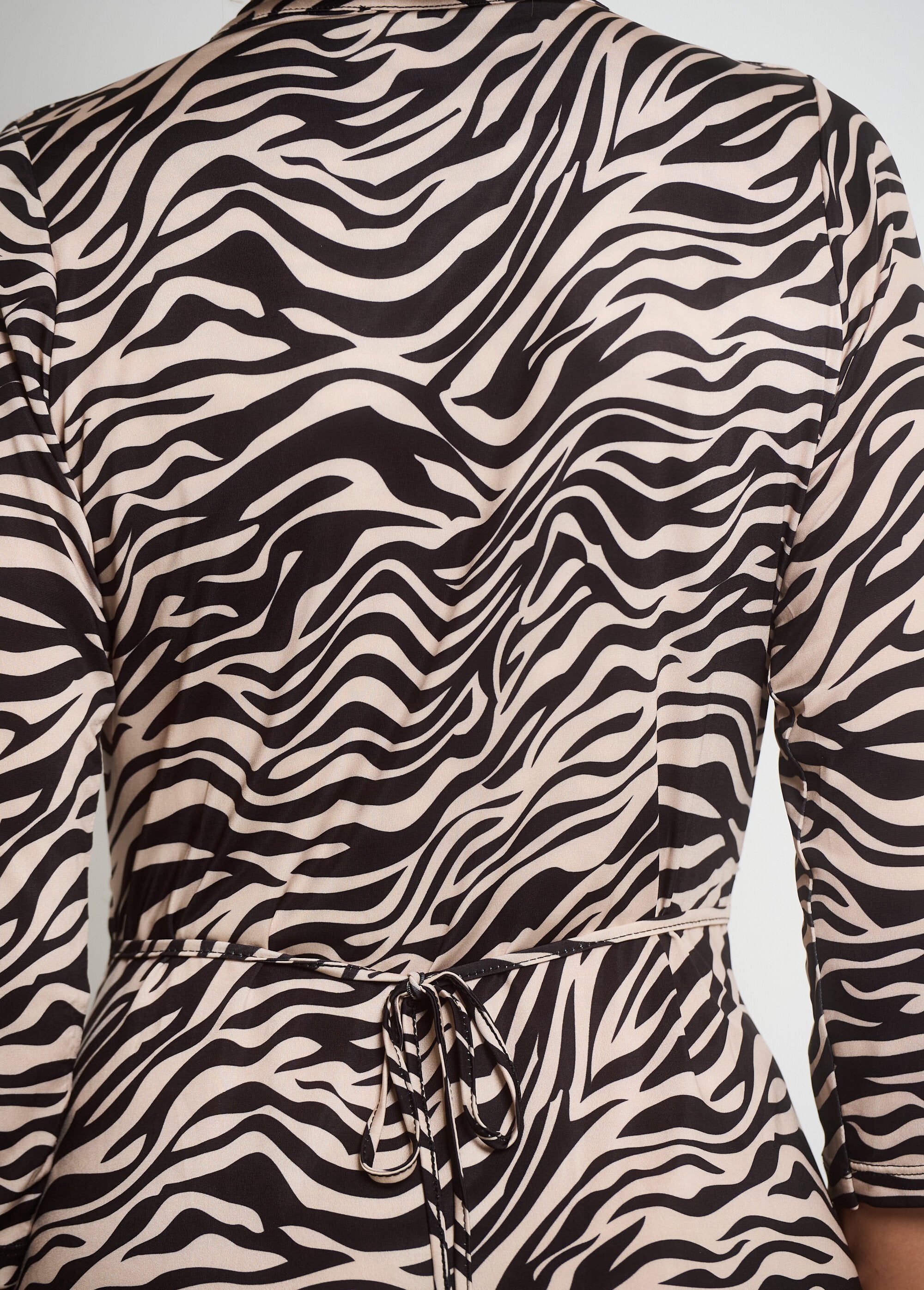 Vestido_com_decote_plissado_e_estampa_animal_print_Noir_et_ecru_DE2_slim