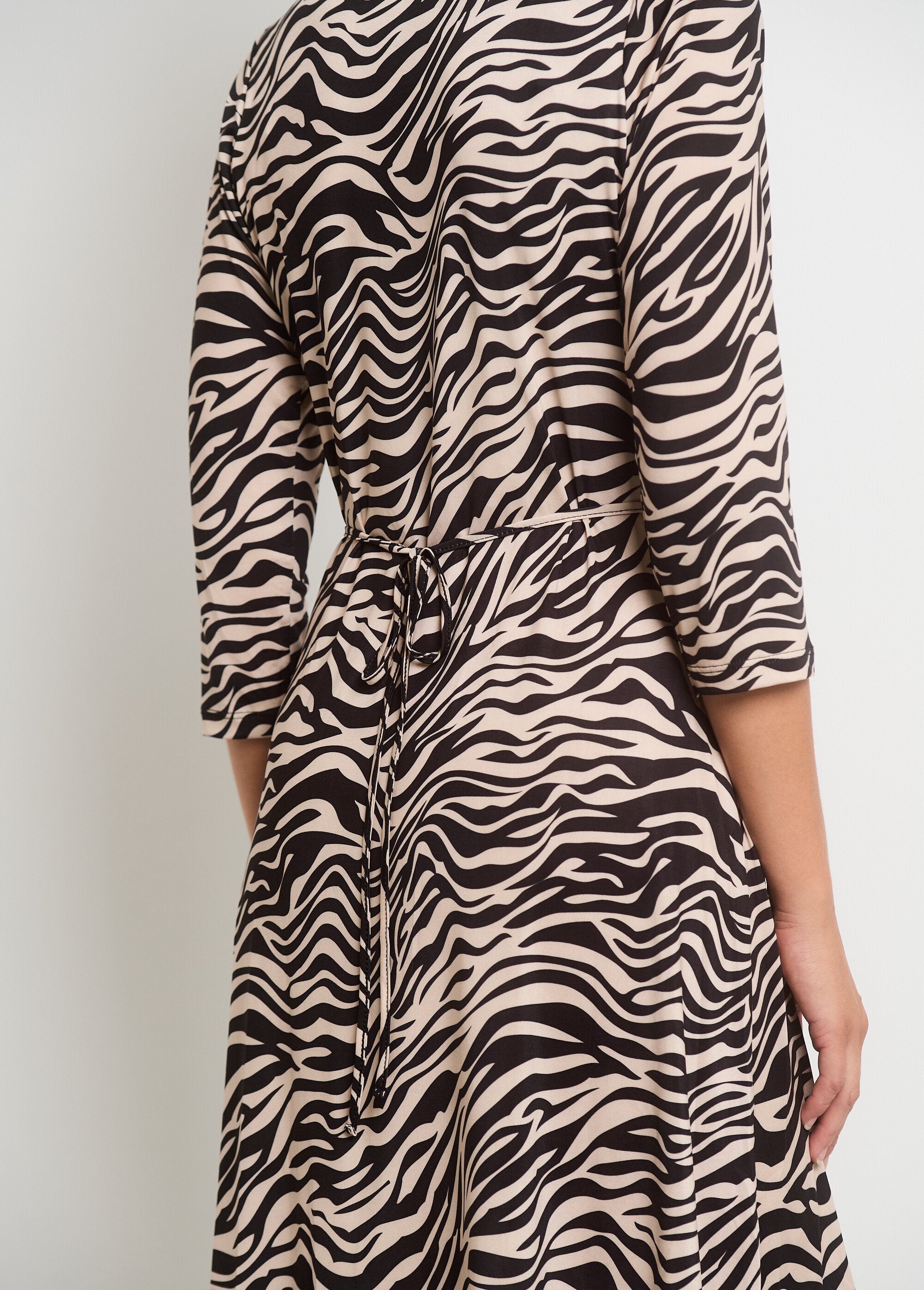 Vestido_com_decote_plissado_e_estampa_animal_print_Noir_et_ecru_DR1_slim
