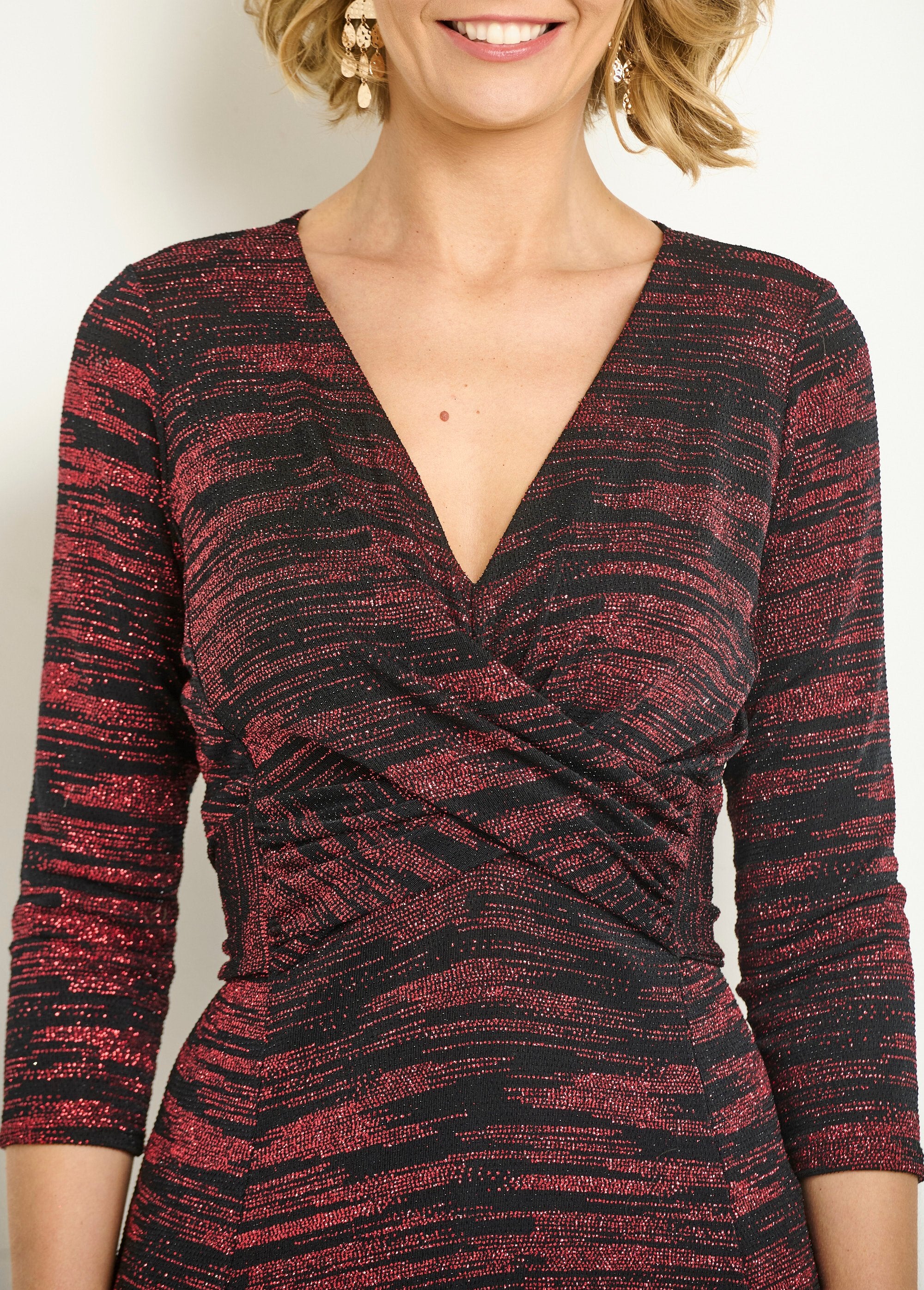 Vestido_de_malha_metálica_drapeado_com_decote_em_V_Rouge_DE2_slim