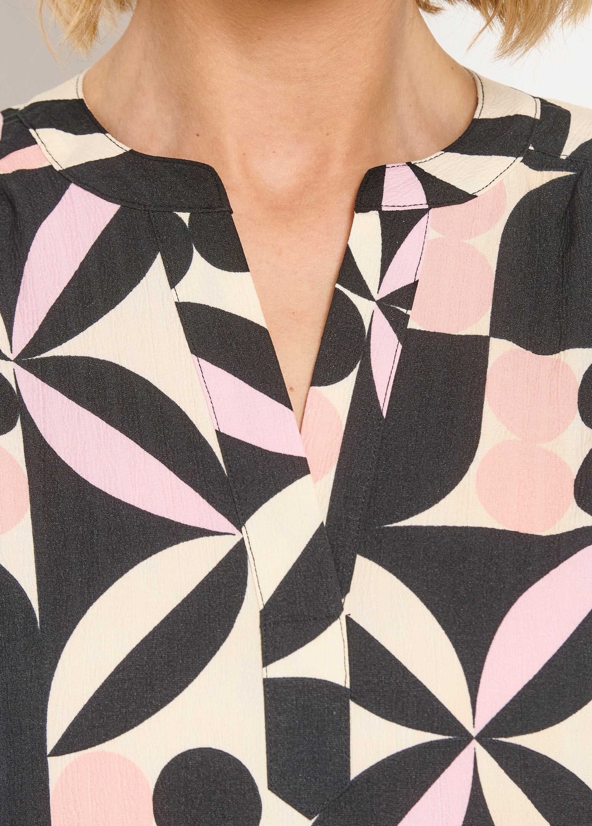 Vestido_curto_reto_com_mangas_3/4_e_estampa_gráfica_Noir_et_rose_DE1_slim