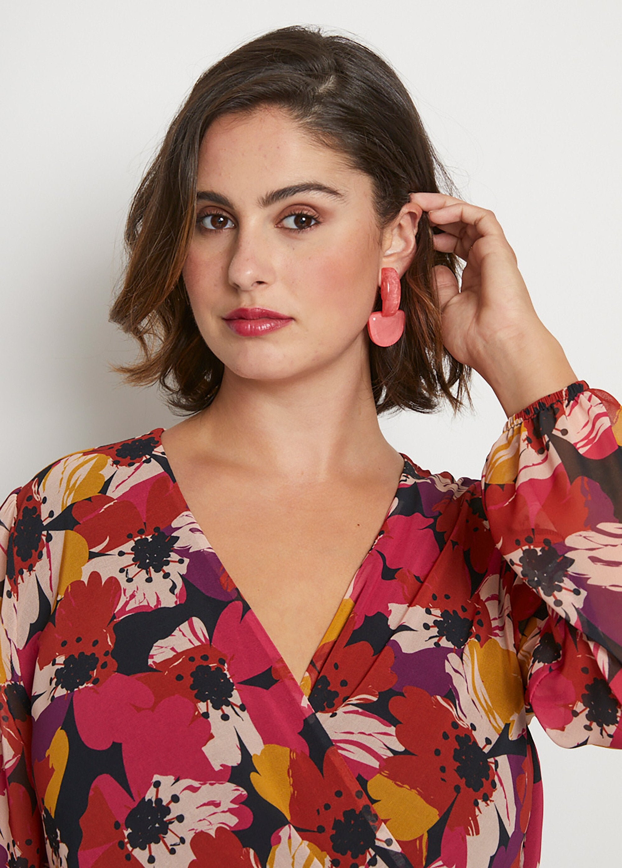 Vestido_envelope_de_voile_com_estampa_floral_Imprime_floral_DE1_curvy