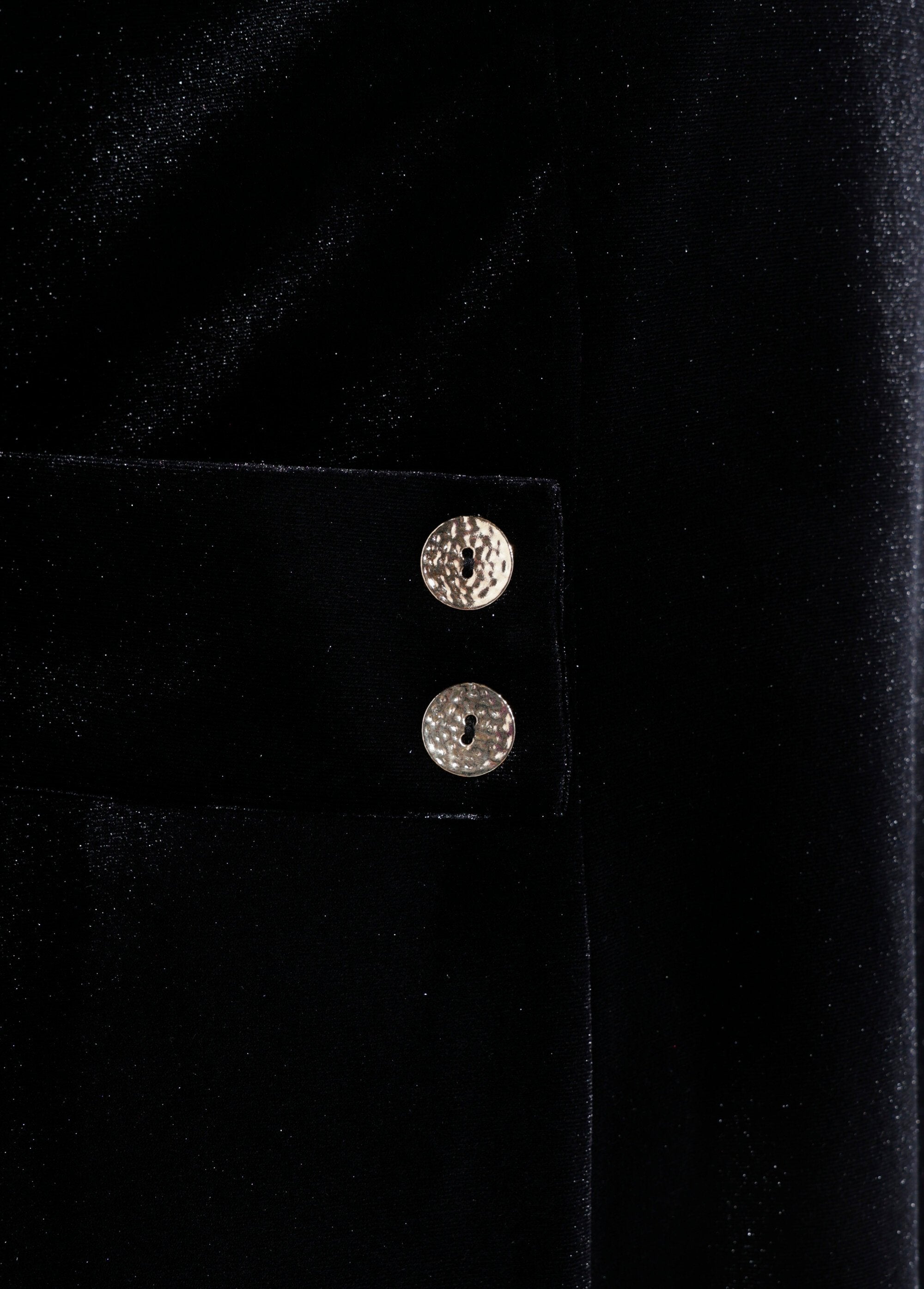 Vestido_de_veludo_com_decote_redondo_e_cintura_marcada_Noir_DE1_slim