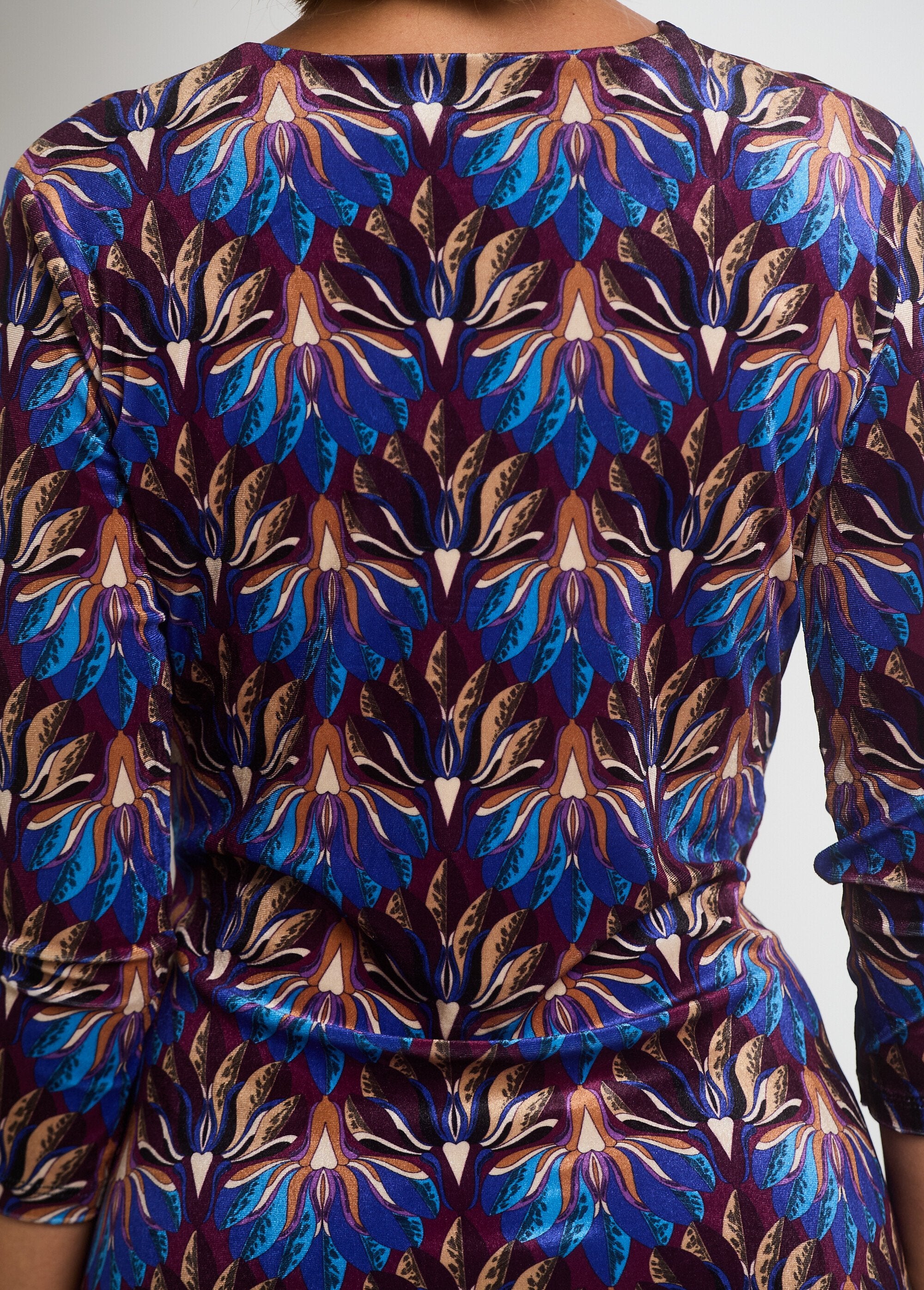 Vestido_de_veludo_estampado_com_cintura_drapeada_Bleu_et_camel_DE3_slim