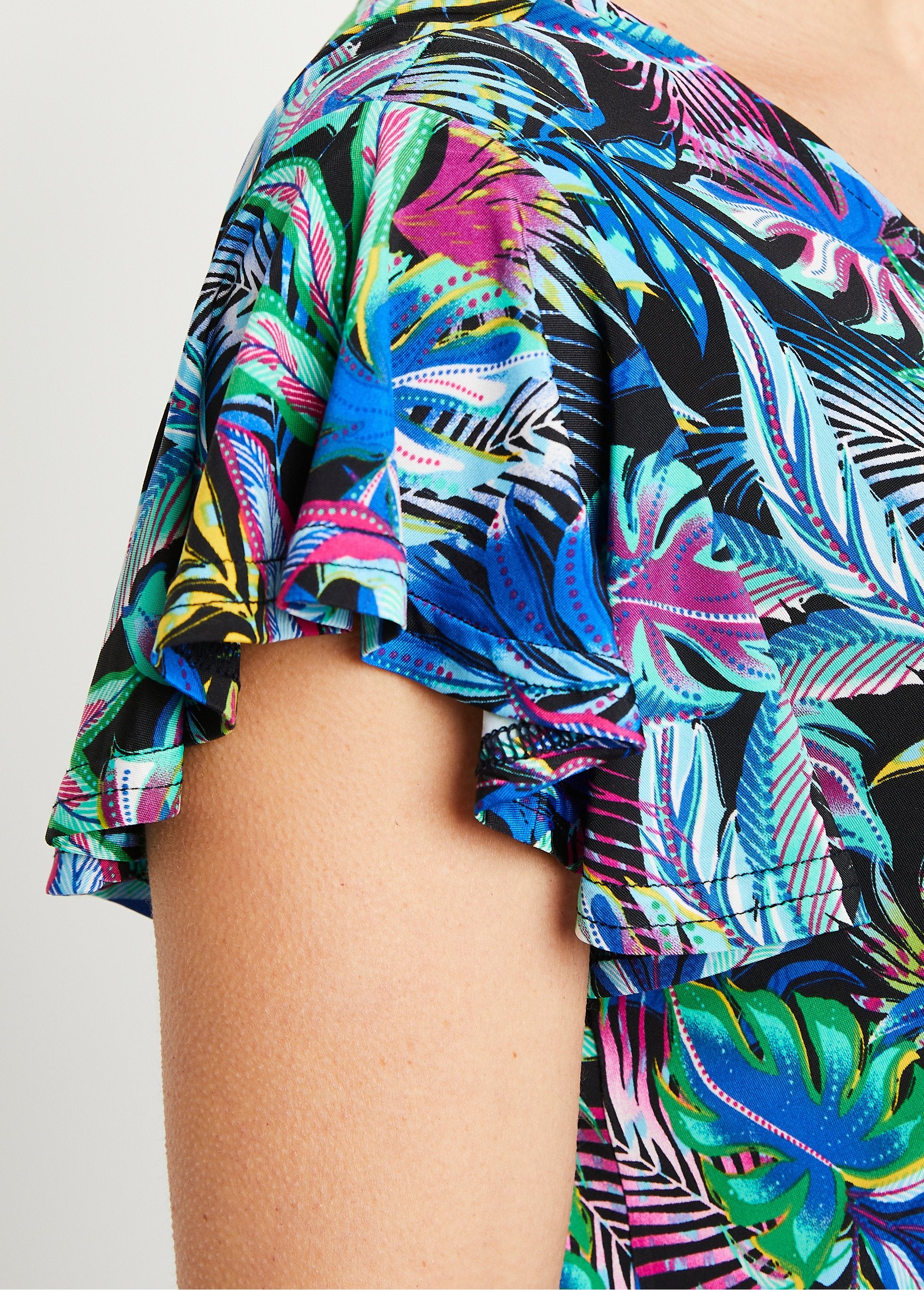 Vestido_curto_evasê_com_estampa_de_folhas_Imp_bleu_DE3_slim