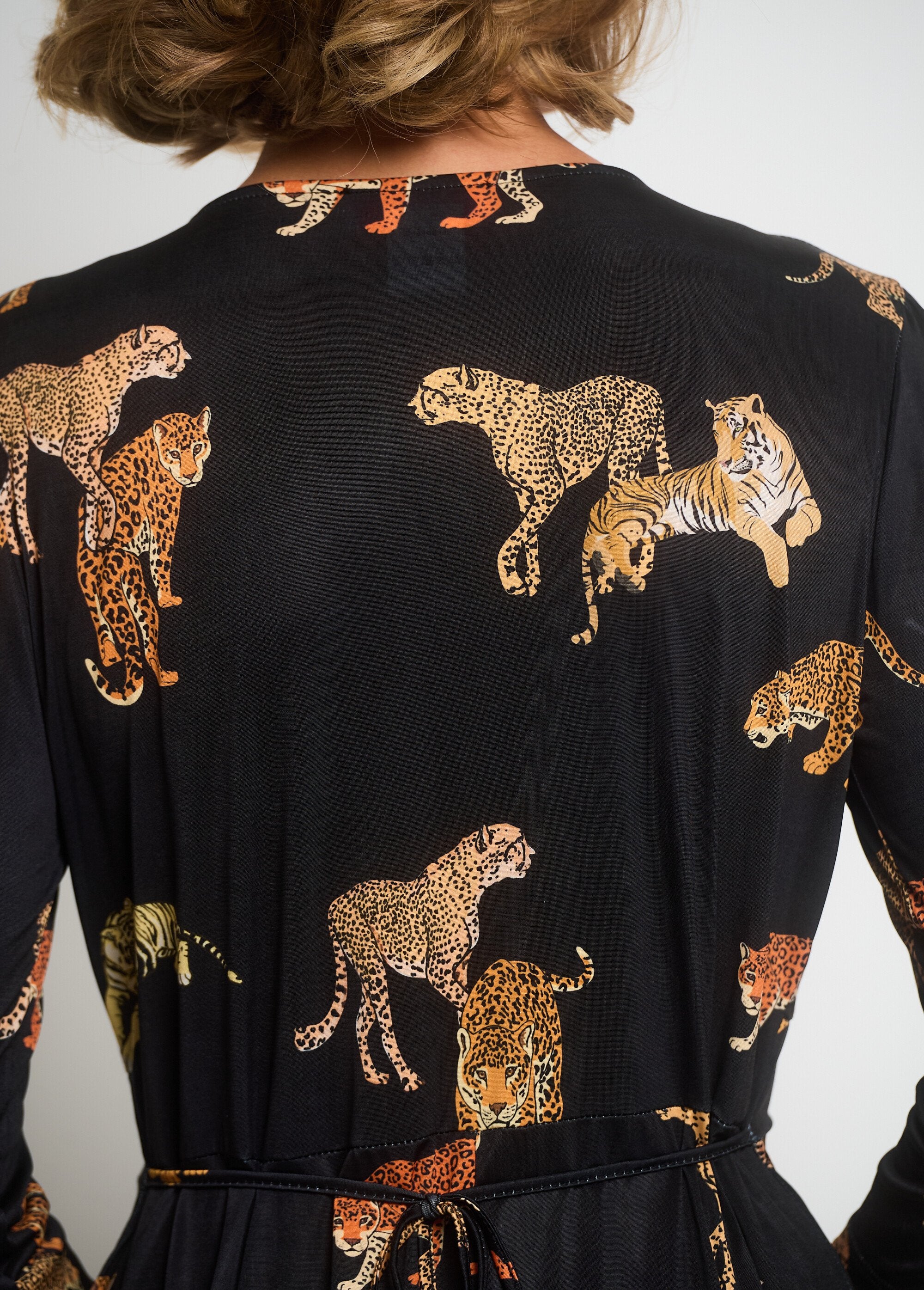 Vestido_fluido_com_estampa_animal_e_decote_em_V_Noir_imprime_DE2_slim