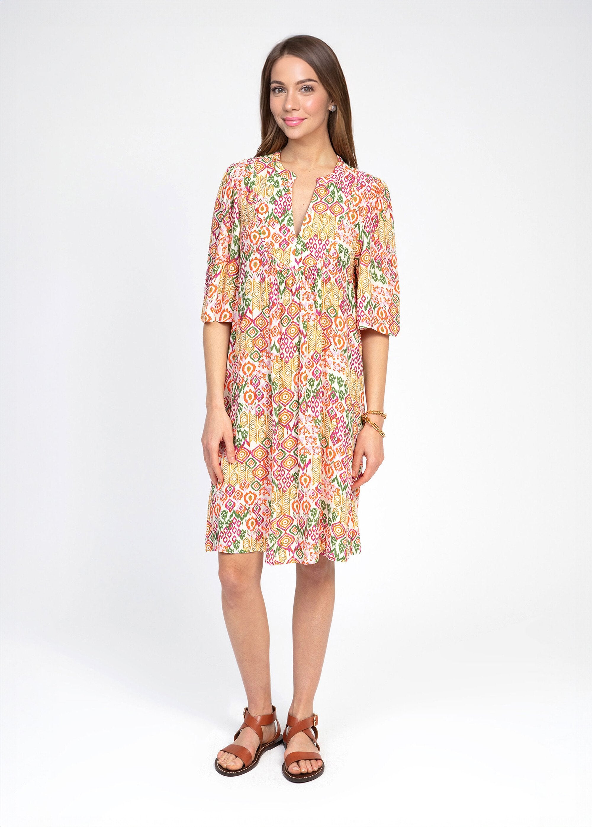 Vestido_fluido_com_estampa_étnica_e_decote_em_V_Estampa_vermelha_FA1_slim