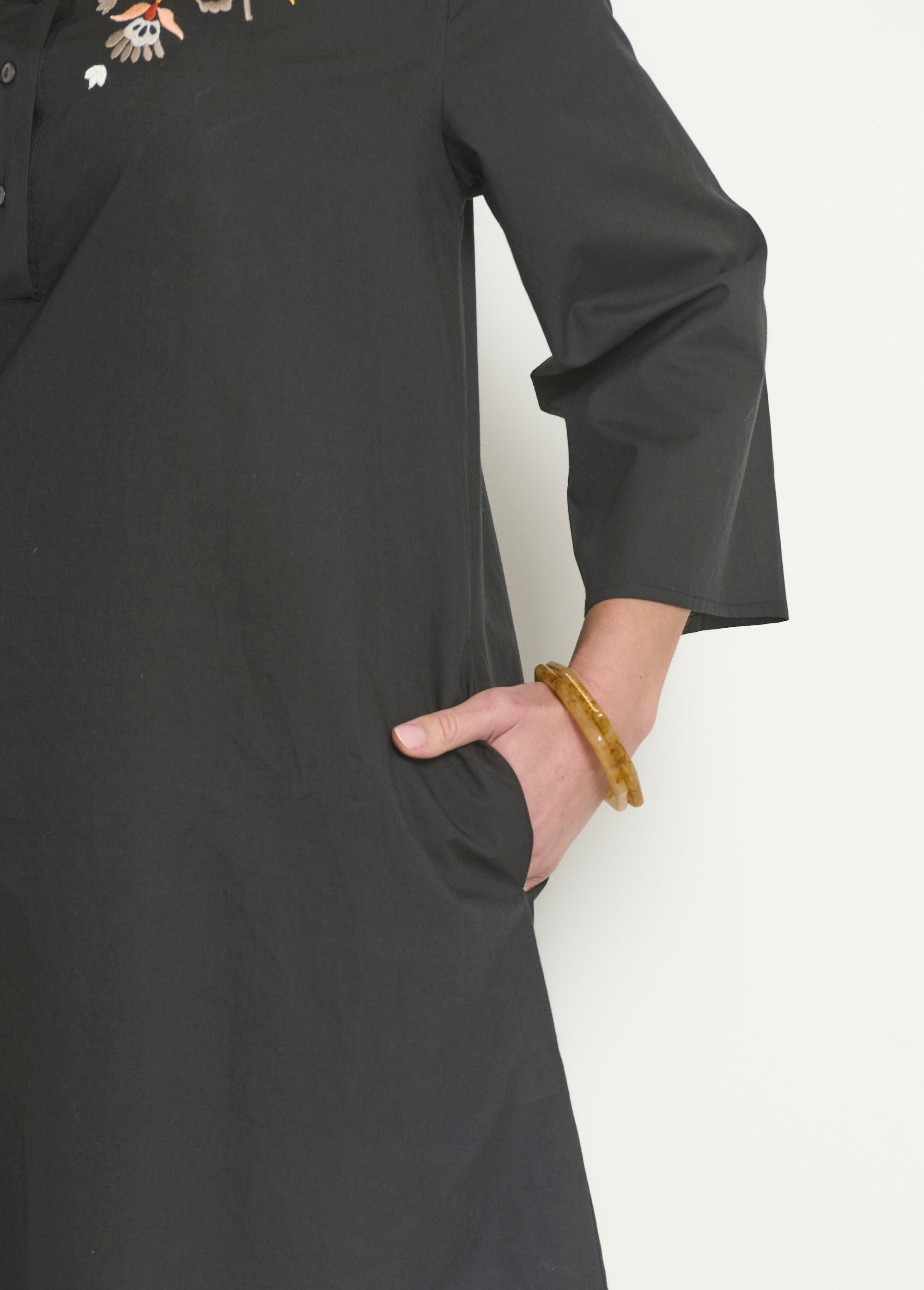 Vestido_com_manga_3/4_e_bordado_colorido_Noir_DE2_slim