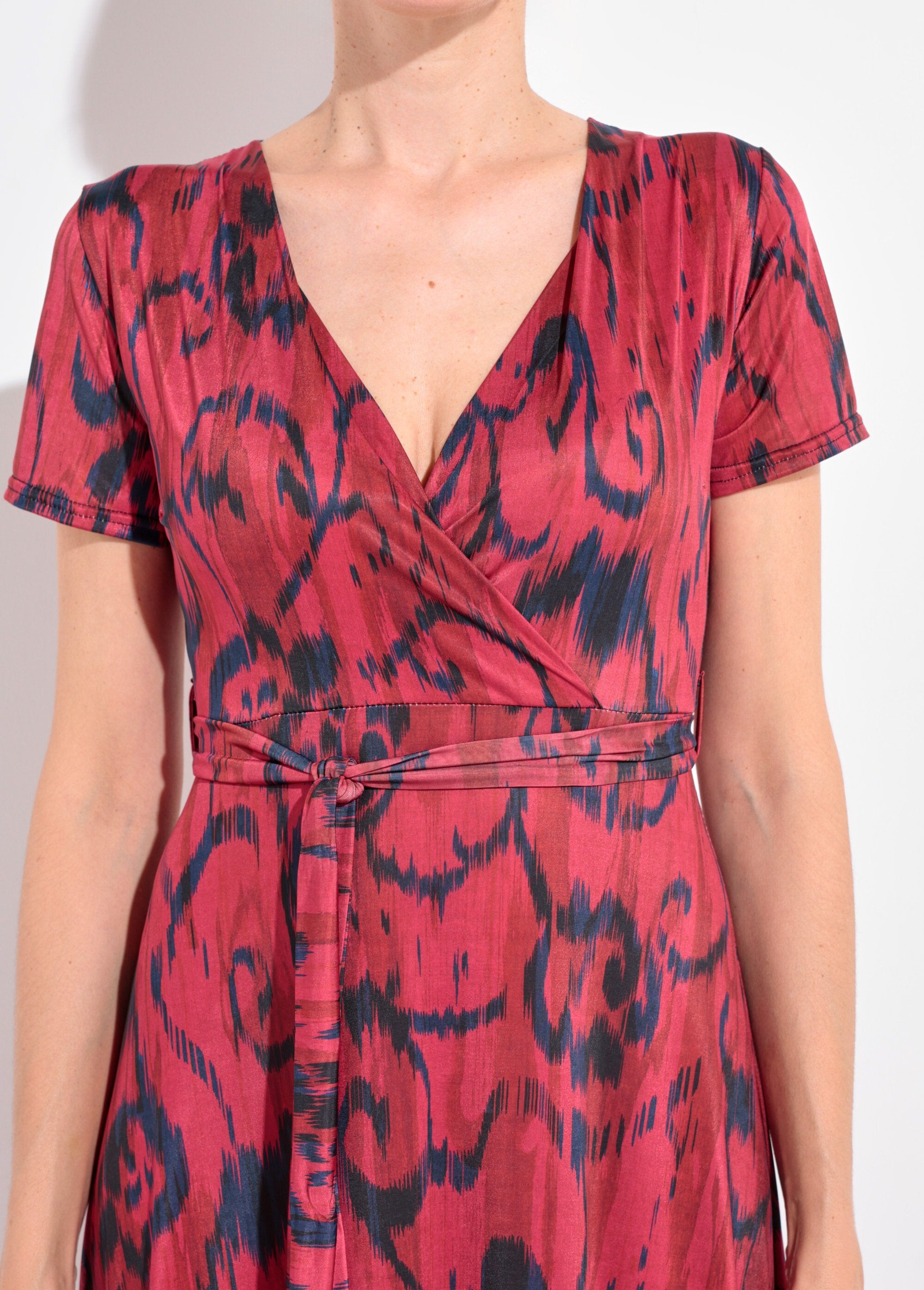 Vestido_longo,_decote_em_V,_cinto_envolvente_Noir_et_rouge_DE1_slim