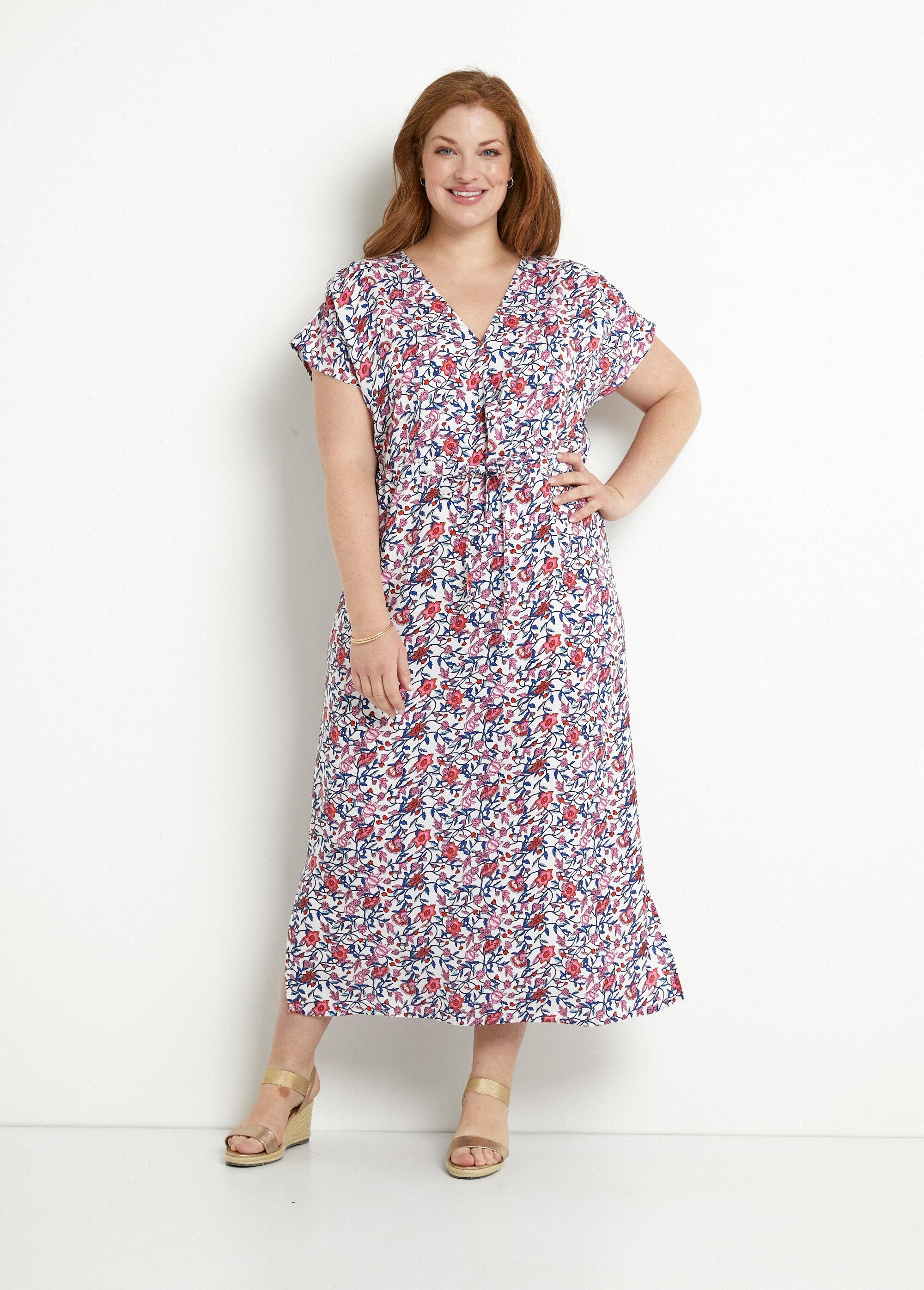 Vestido_longo_com_estampa_floral_e_mangas_curtas_Bleu_et_rose_FA1_curvy