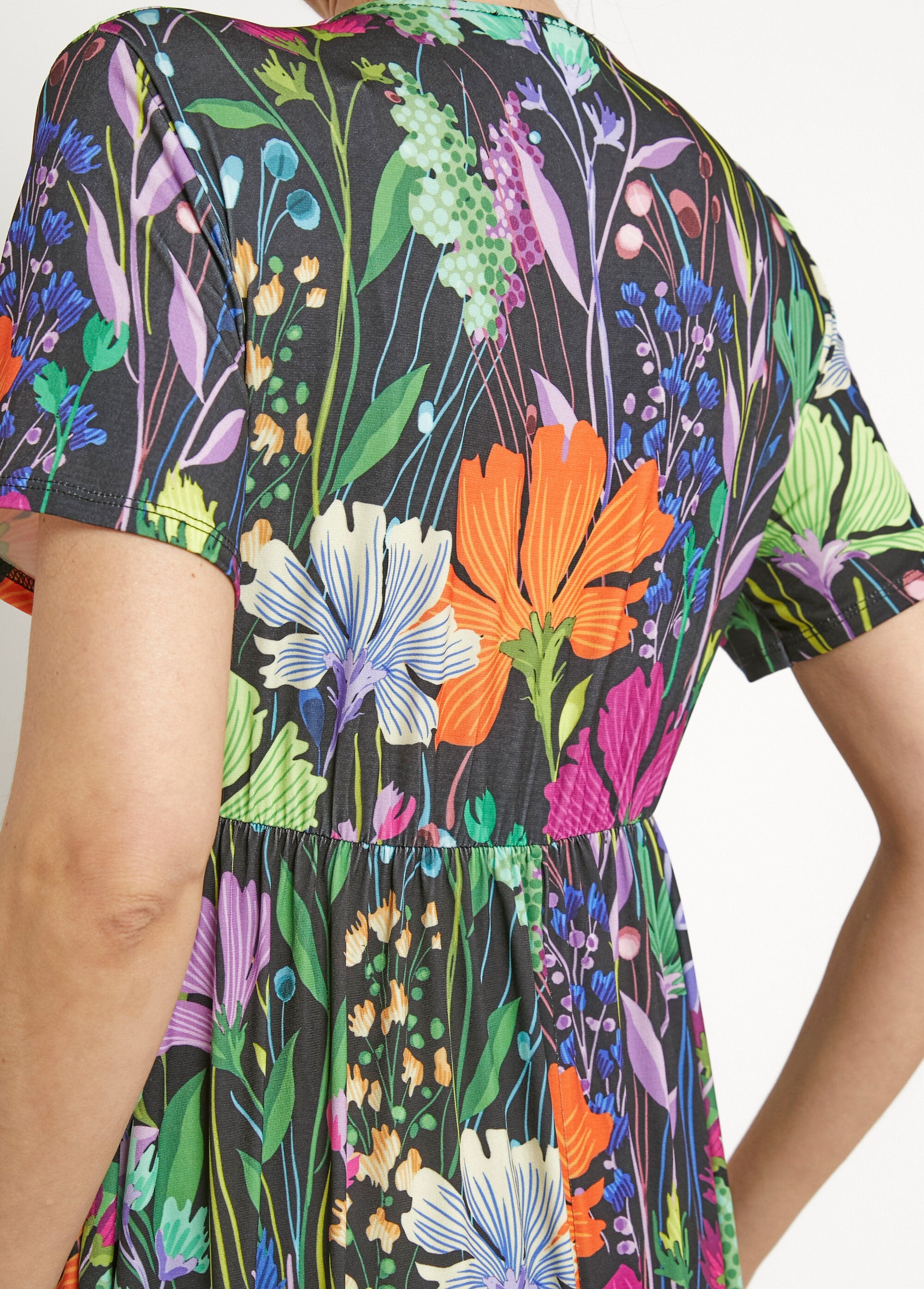 Vestido_longo_e_fluido_com_mangas_curtas_e_estampa_floral_Imprime_fond_noir_DE2_slim