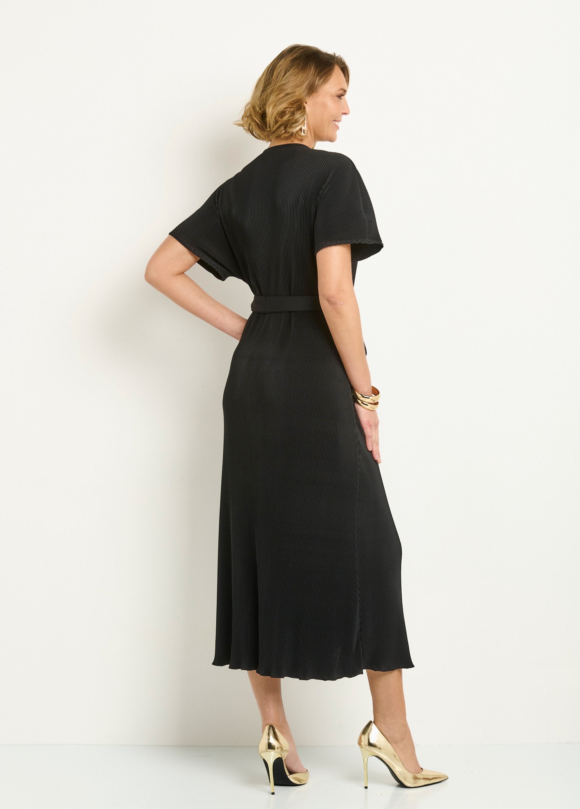 Vestido_longo_plissado_e_com_cinto_e_decote_em_V_Noir_DO1_slim