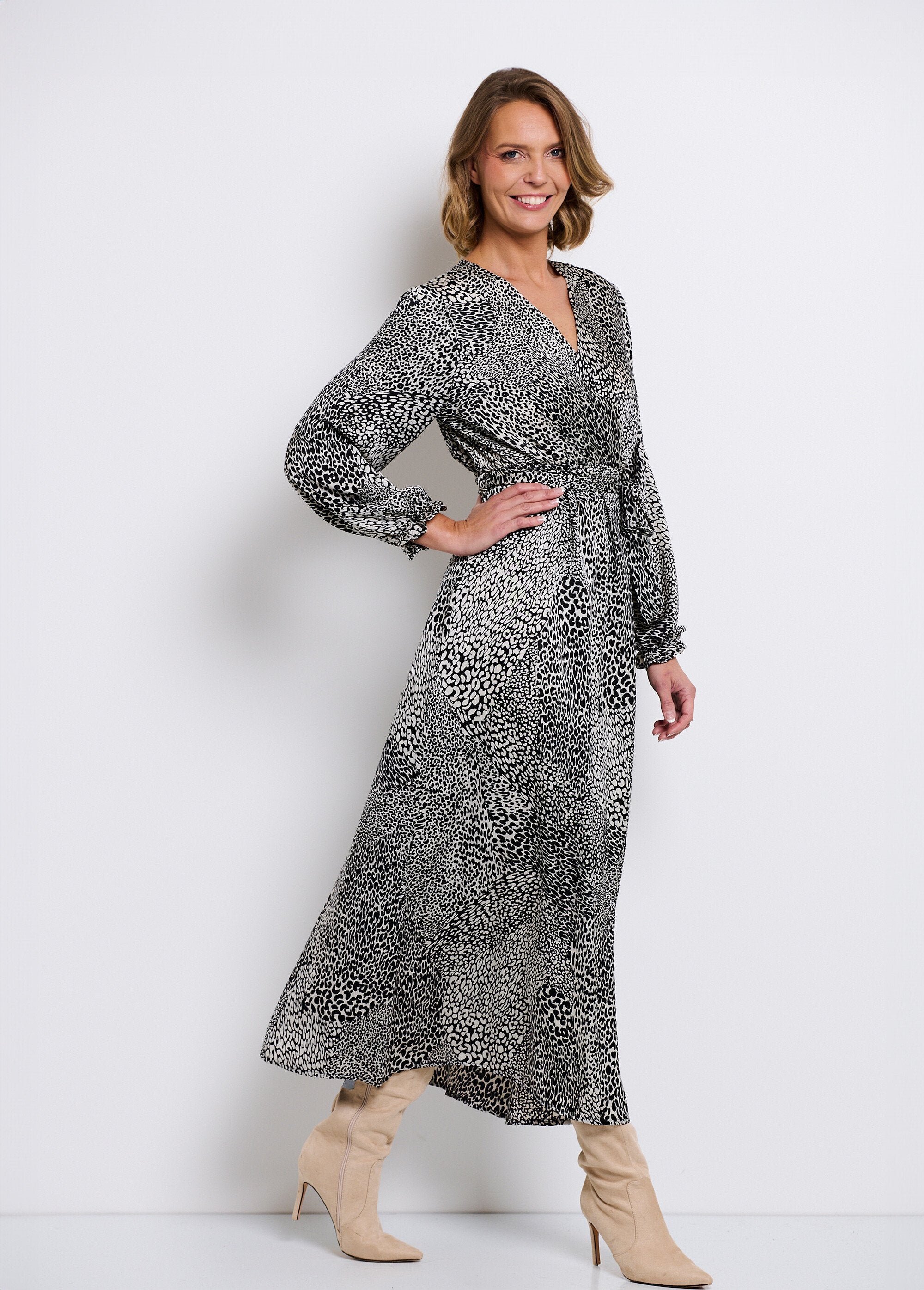 Vestido_longo_de_cetim_com_estampa_animal_Noir_et_blanc_DR1_slim