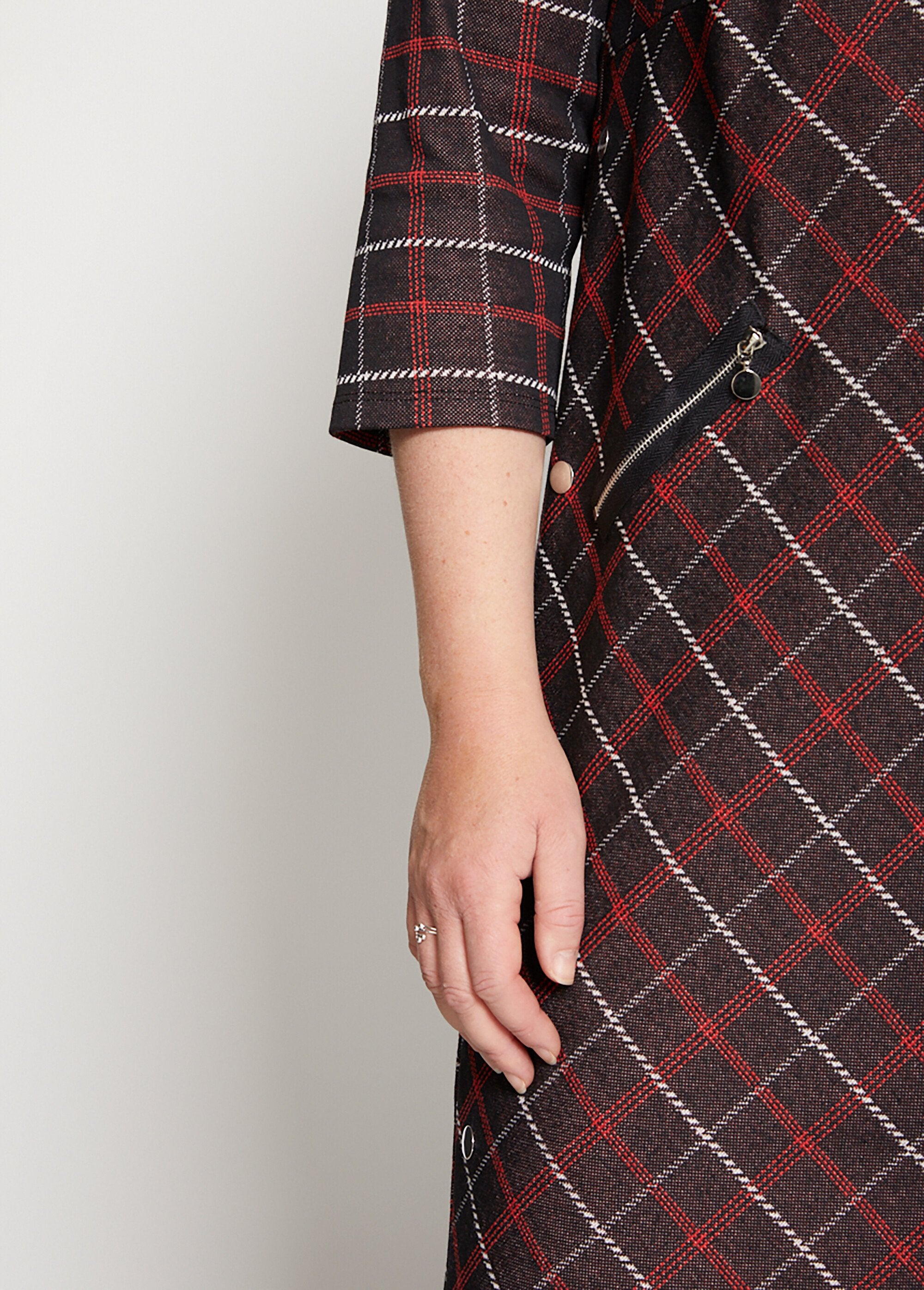 Vestido_de_malha_simples_ou_jacquard_Noir_et_rouge_DE1_curvy