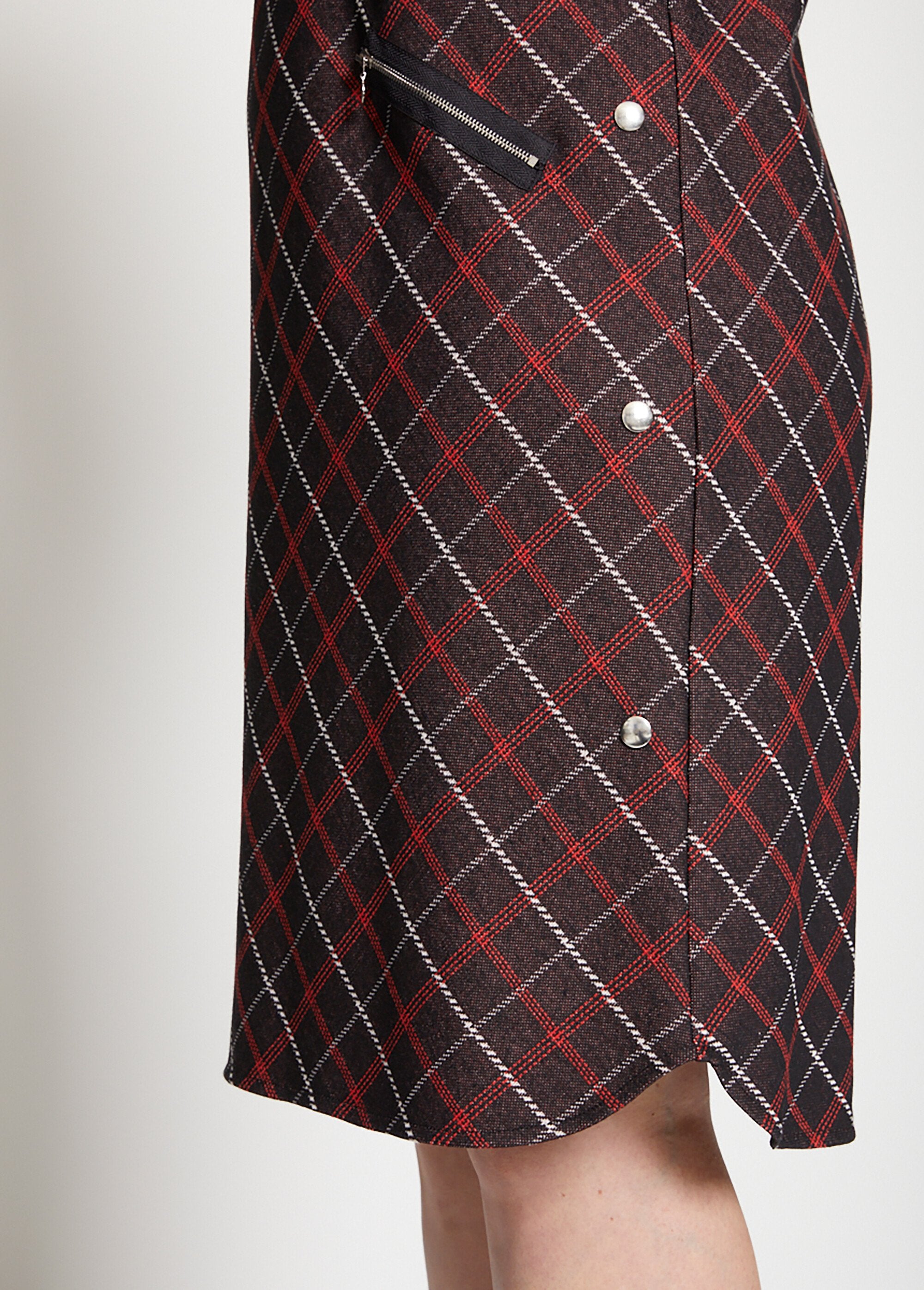 Vestido_de_malha_simples_ou_jacquard_Noir_et_rouge_DE2_curvy