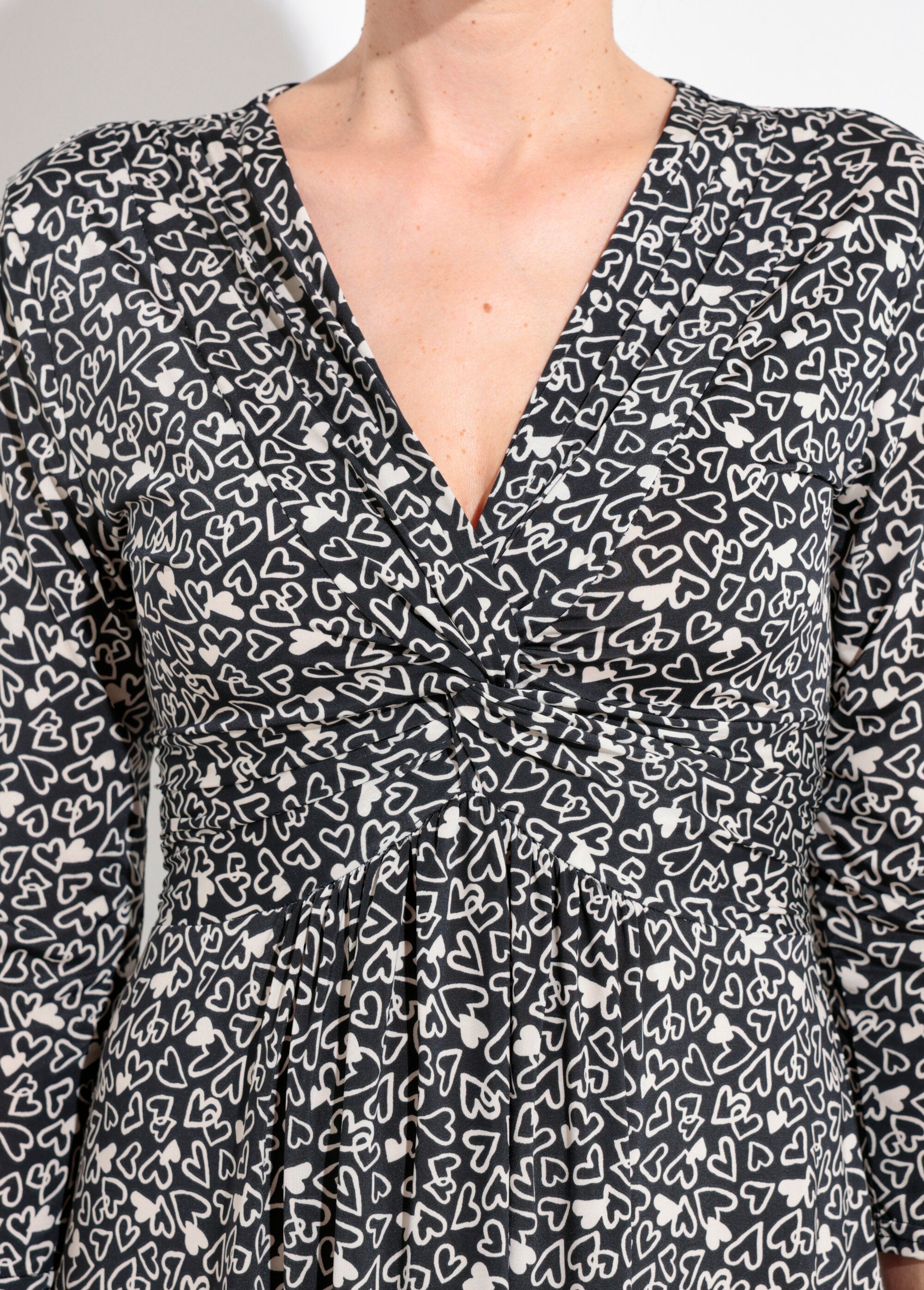 Vestido_com_manga_3/4,_decote_em_V_drapeado_e_estampa_de_corações_Noir_et_blanc_DE1_slim