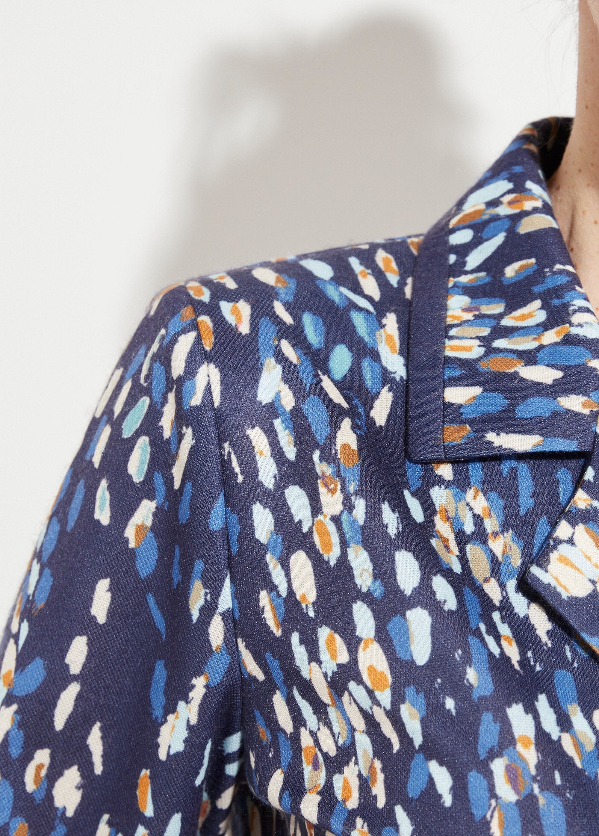 Vestido_de_comprimento_médio_com_gola_ajustada_e_fecho_de_abotoamento_duplo_Marine_et_beige_DE2_slim