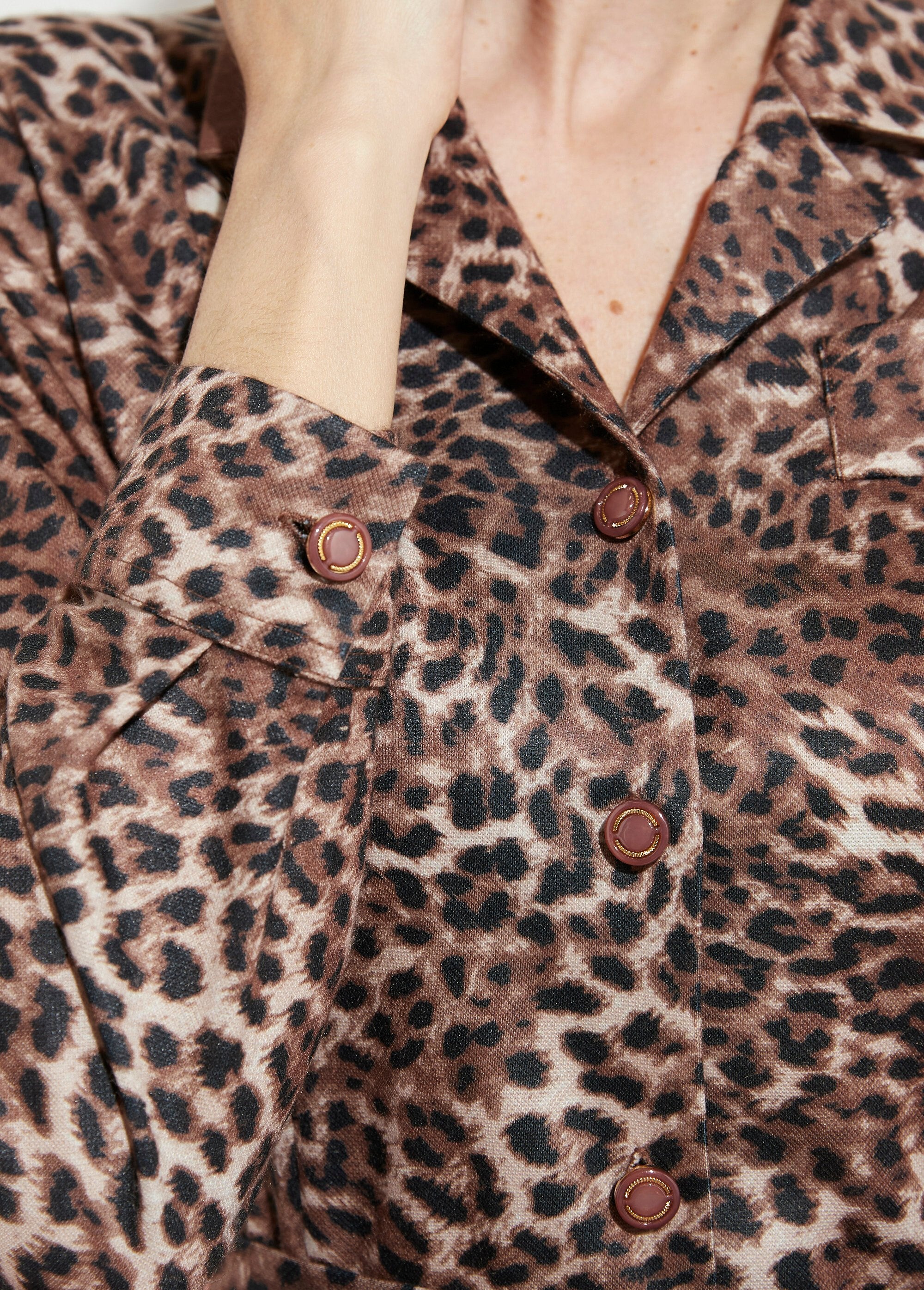 Vestido_de_comprimento_médio_com_gola_alta_e_estampa_de_leopardo_Marron_DE1_slim