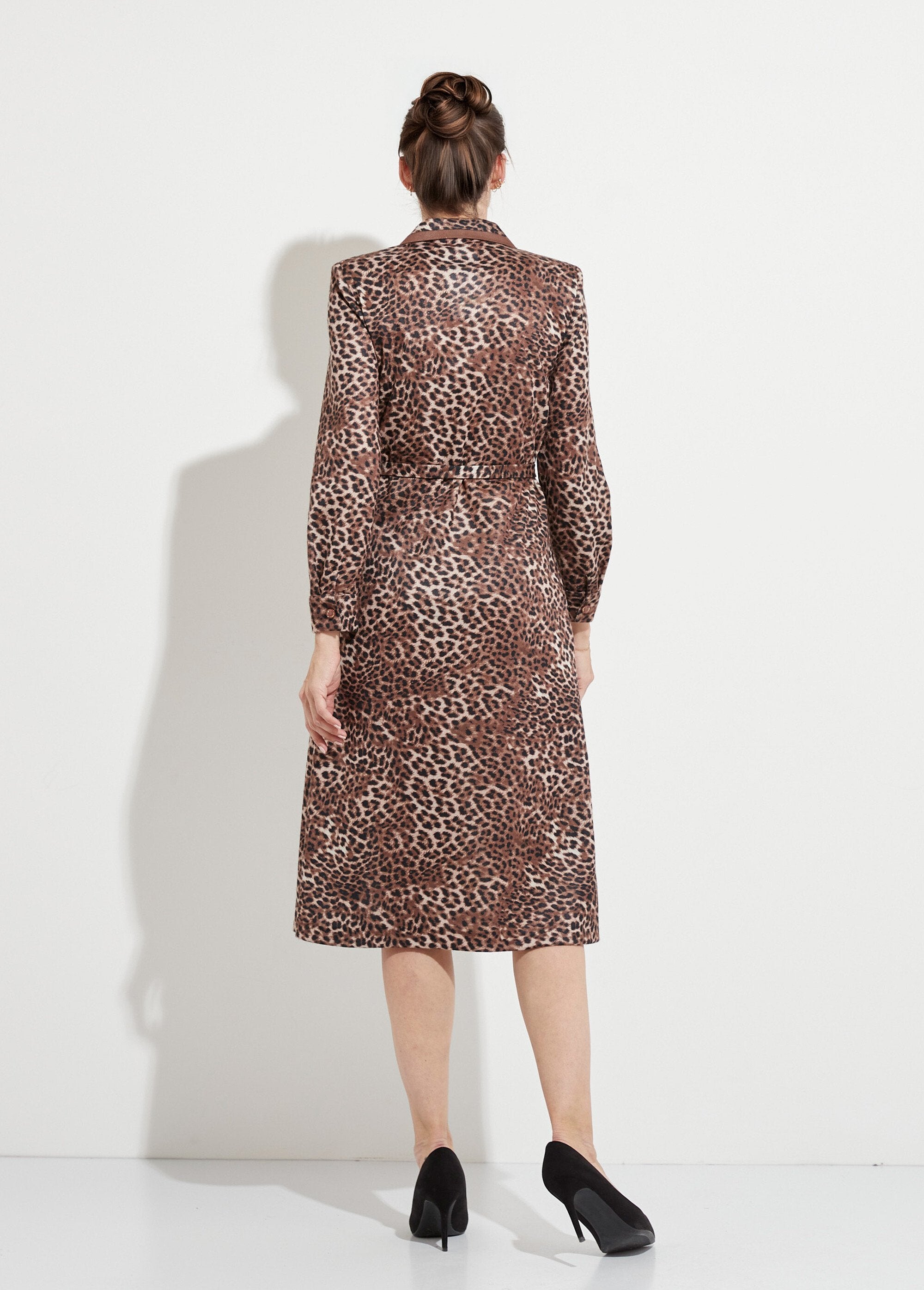 Vestido_de_comprimento_médio_com_gola_alta_e_estampa_de_leopardo_Marron_DO1_slim