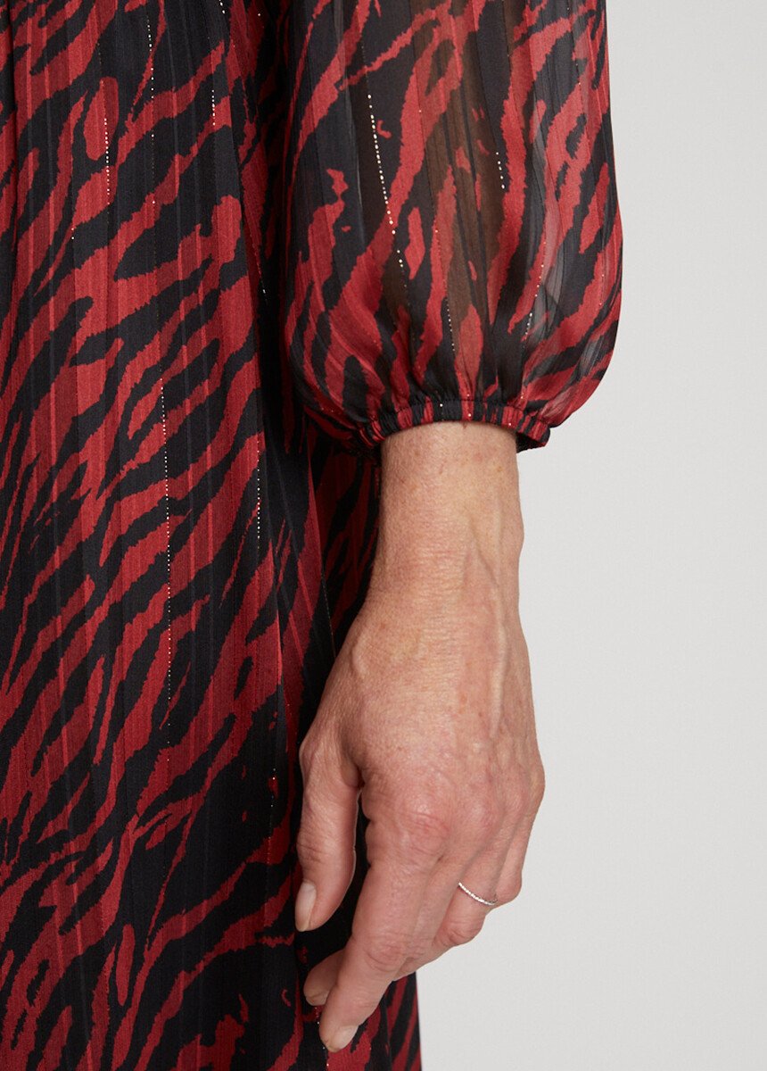 Vestido_midi_com_efeito_envoltório_e_babados_Imprime_rouge_et_noir_DE3_slim