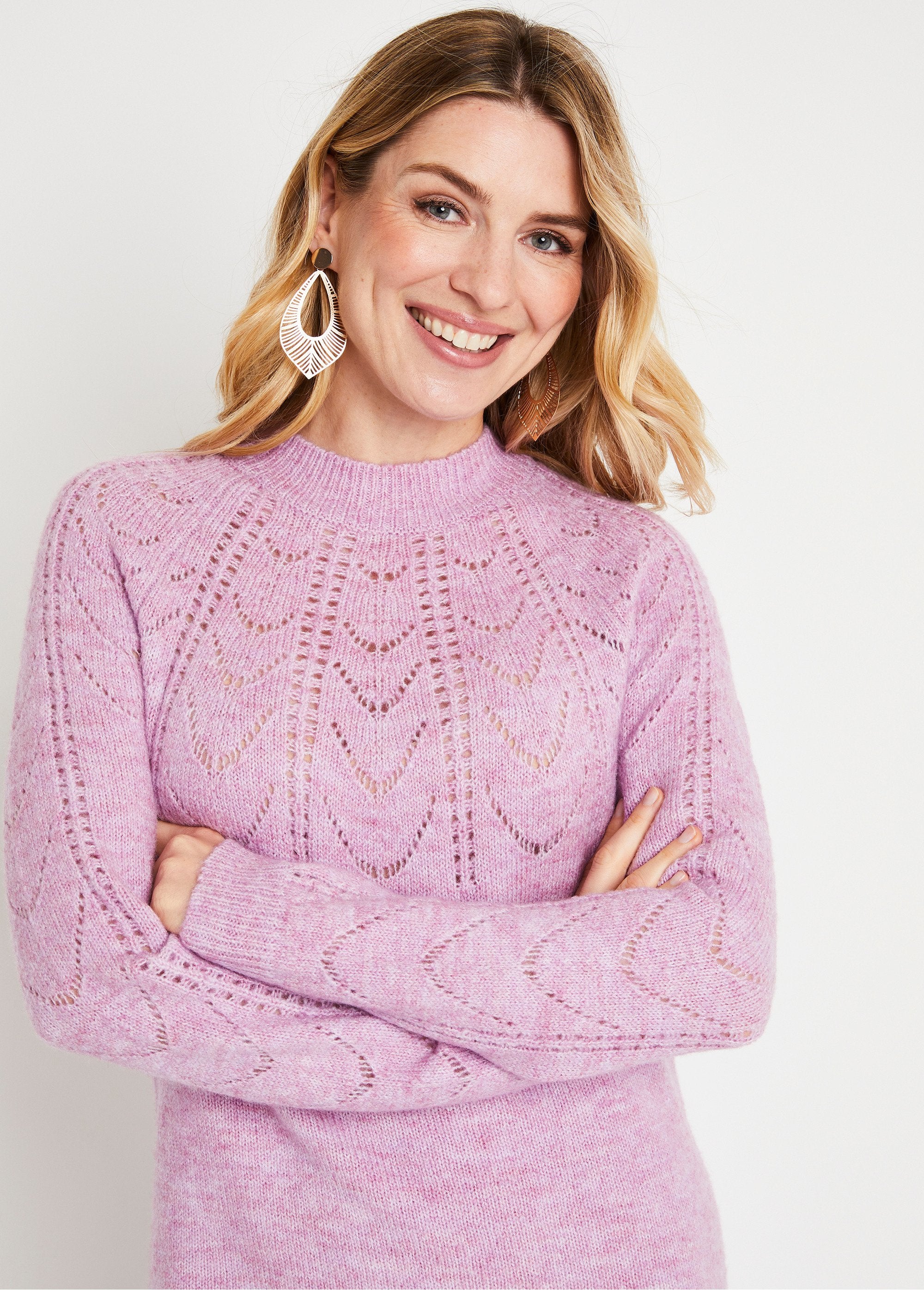 Vestido_curto_de_malha_vazada_com_gola_redonda_Lilas_DE2_slim