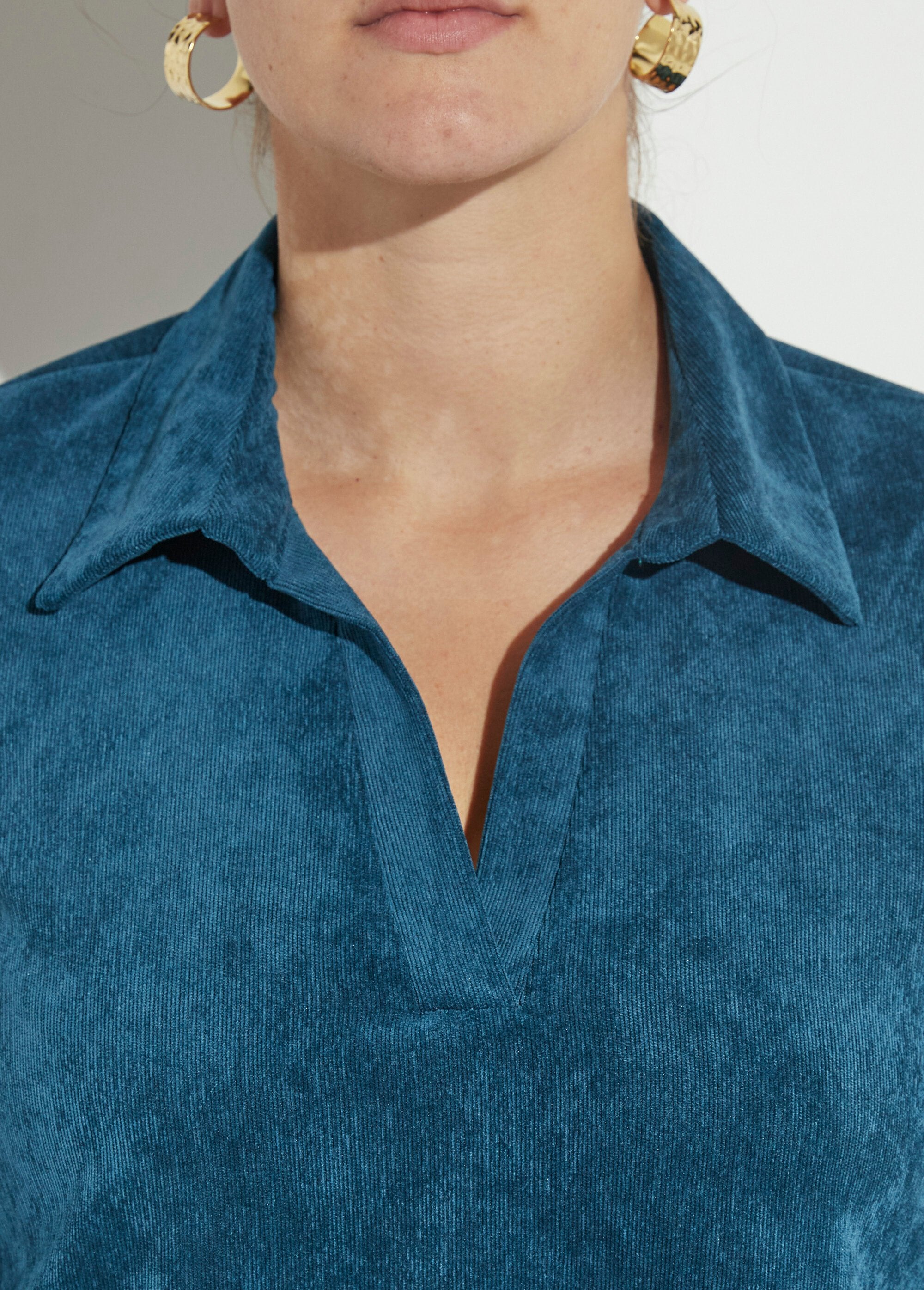 Vestido_trapézio_de_veludo_com_decote_em_V_e_mil-folhas_Emeraude_DE1_curvy