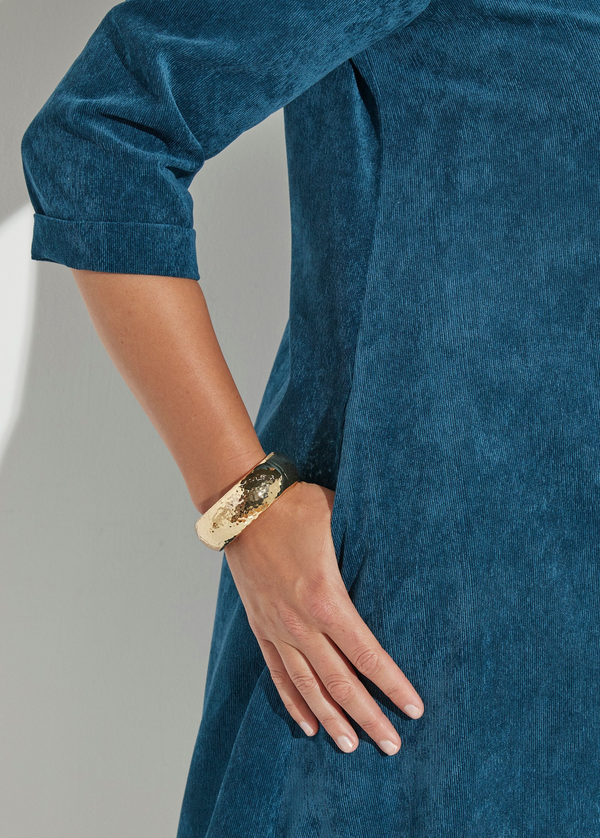 Vestido_trapézio_de_veludo_com_decote_em_V_e_mil-folhas_Emeraude_DE2_curvy