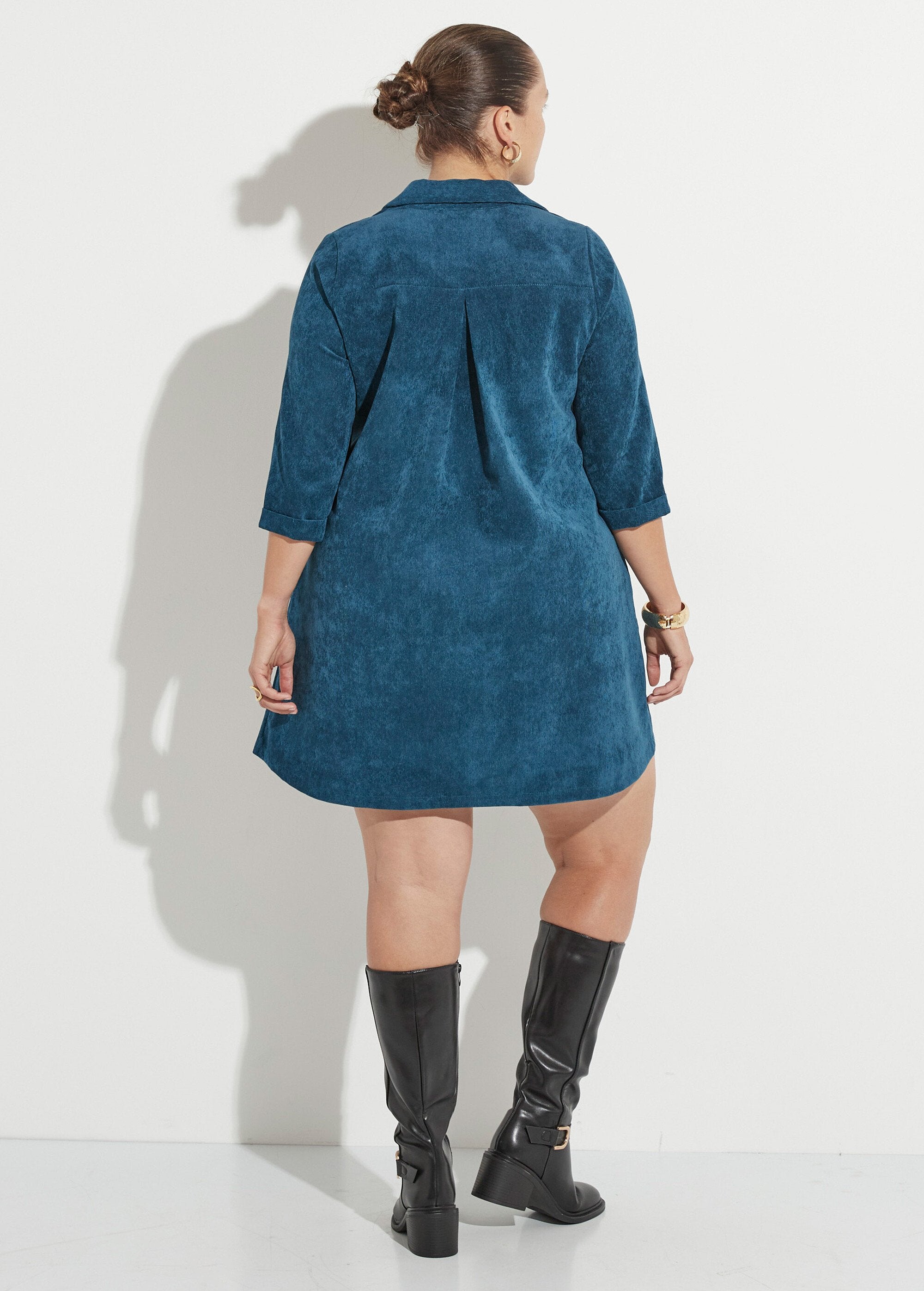 Vestido_trapézio_de_veludo_com_decote_em_V_e_mil-folhas_Emeraude_DO1_curvy