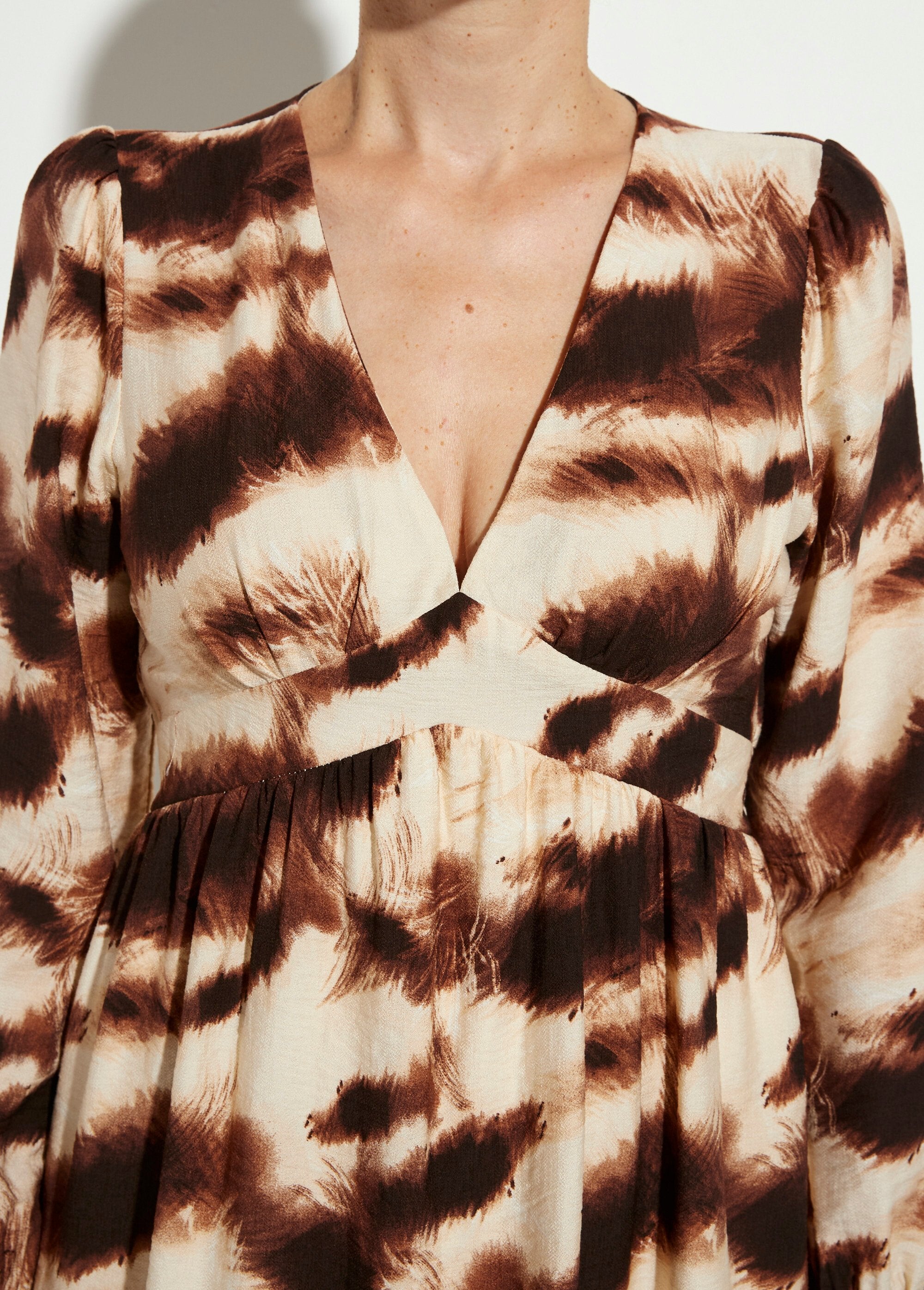 Vestido_de_folhos_com_decote_em_V,_mangas_justas_Marron_et_beige_DE1_slim