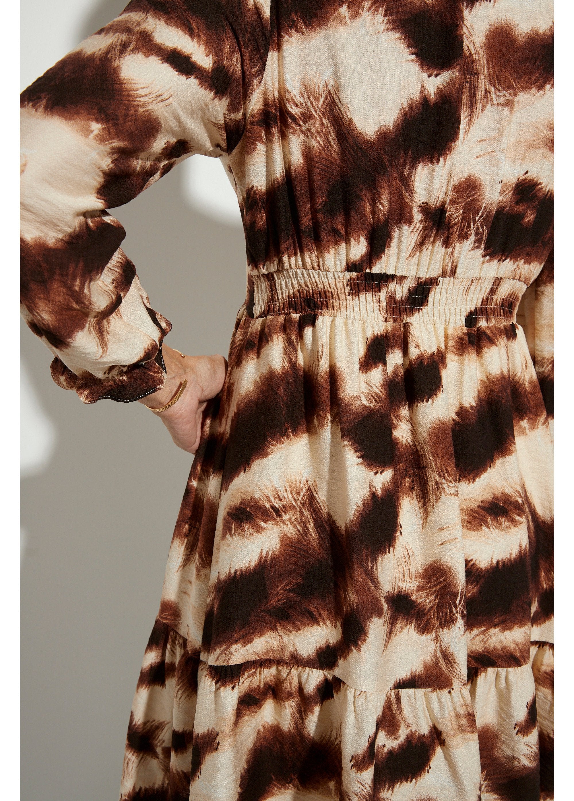 Vestido_de_folhos_com_decote_em_V,_mangas_justas_Marron_et_beige_DE2_slim