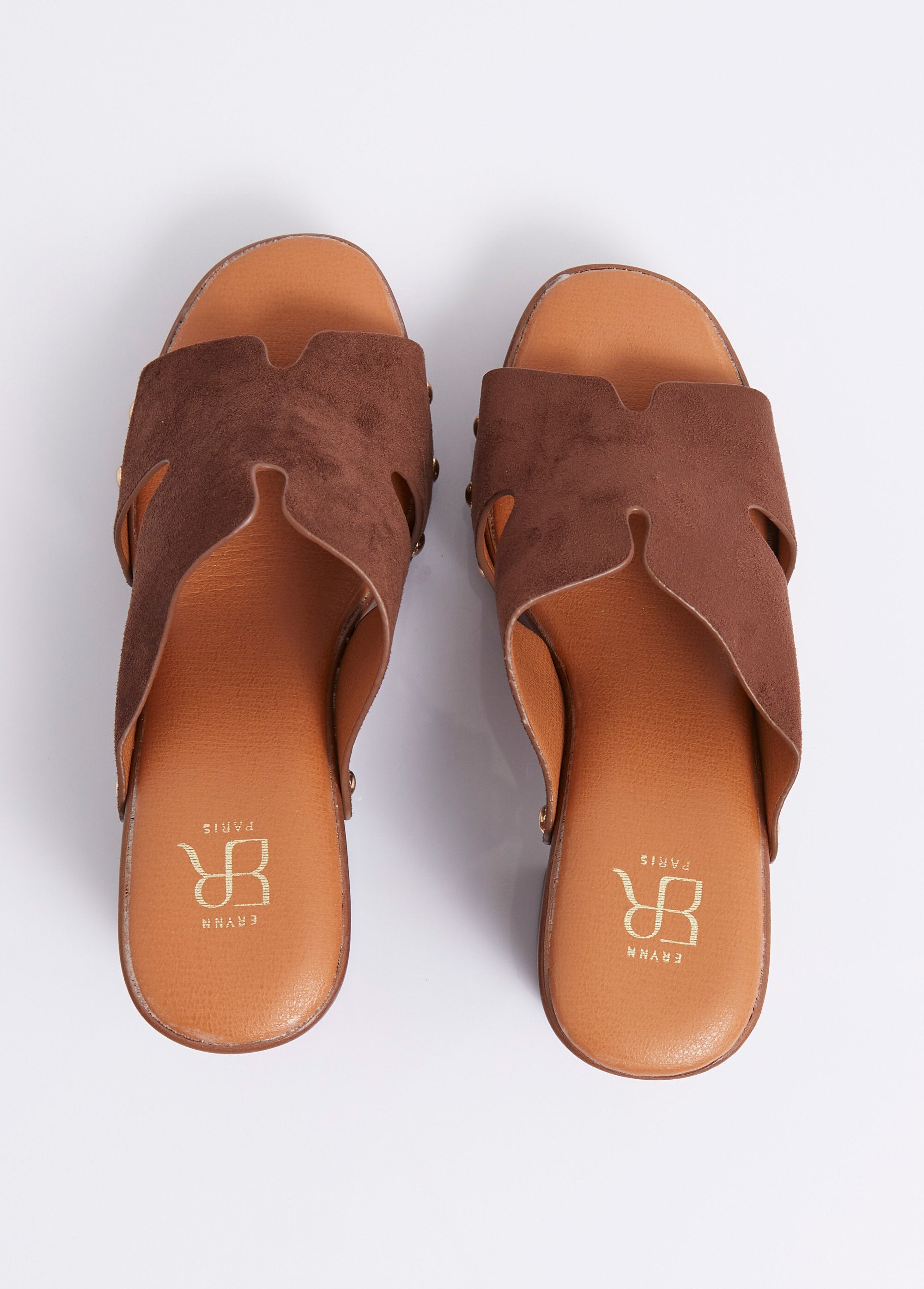 Socas_de_salto_alto,_parte_superior_em_camurça_com_tachas_Maron_OV1_slim