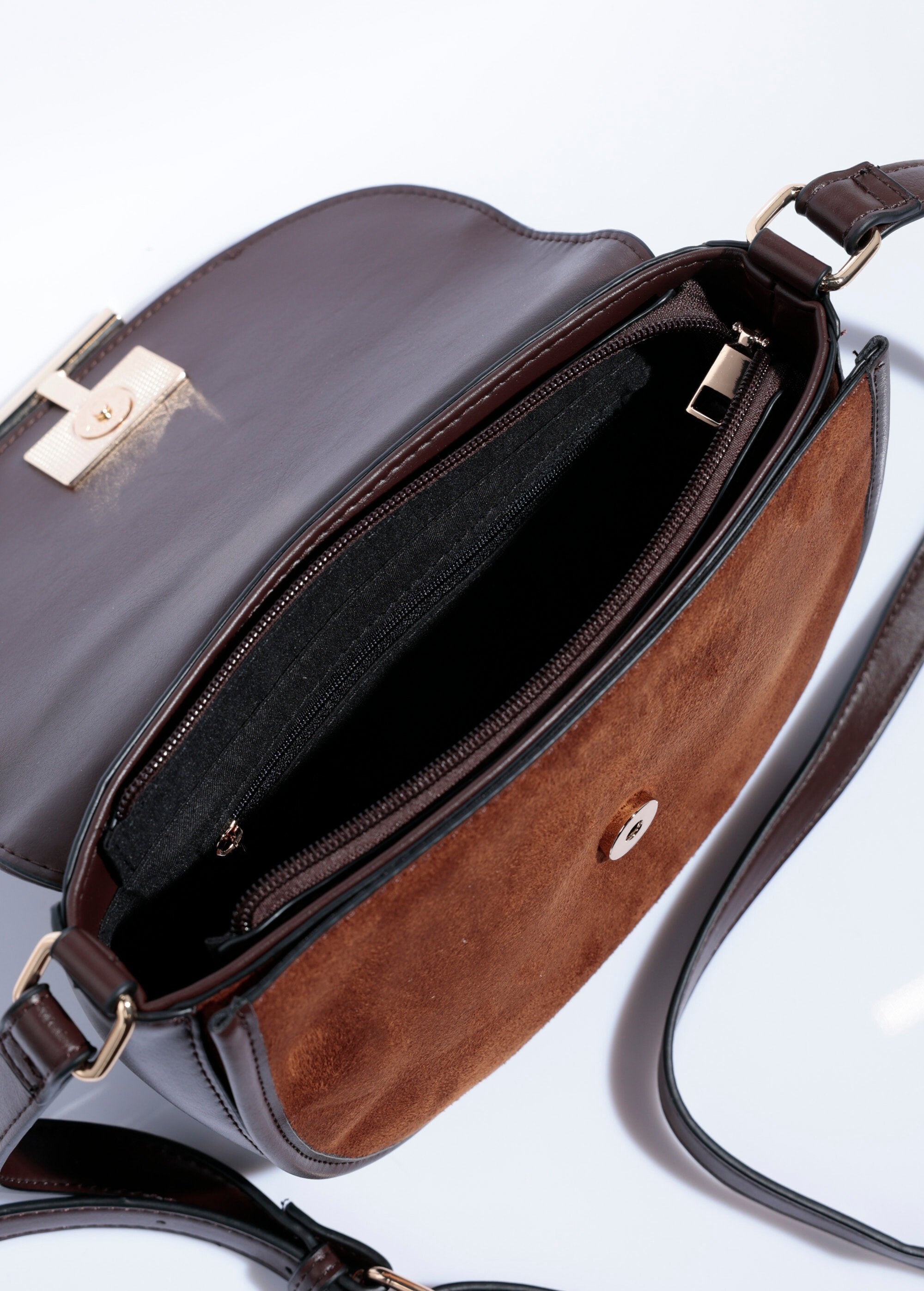 Mala_de_mão_chique_em_meia-lua_em_camurça_Camel_DE1_slim