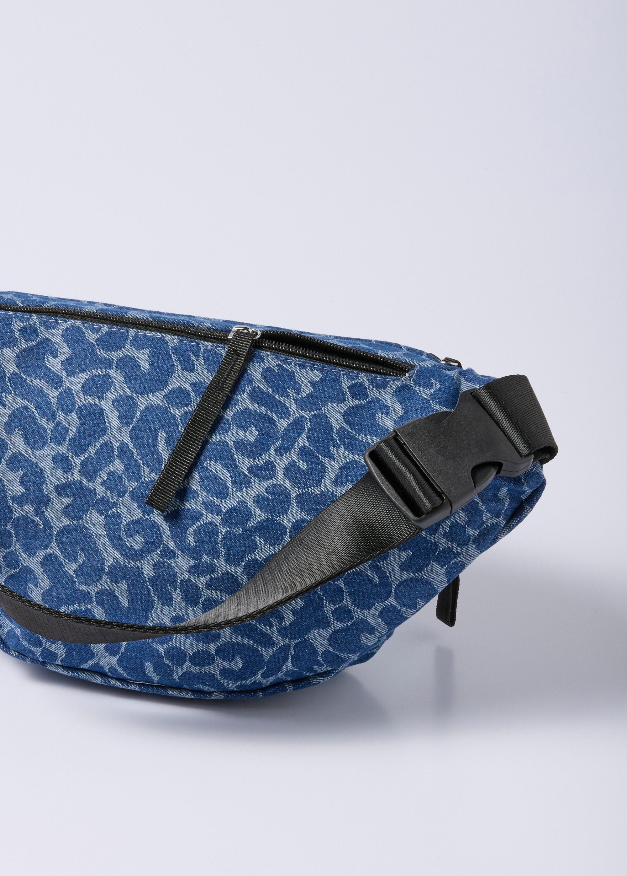 Pochete_de_lona_jeans_com_estampa_de_leopardo_Bleu_jeans_DE2_slim