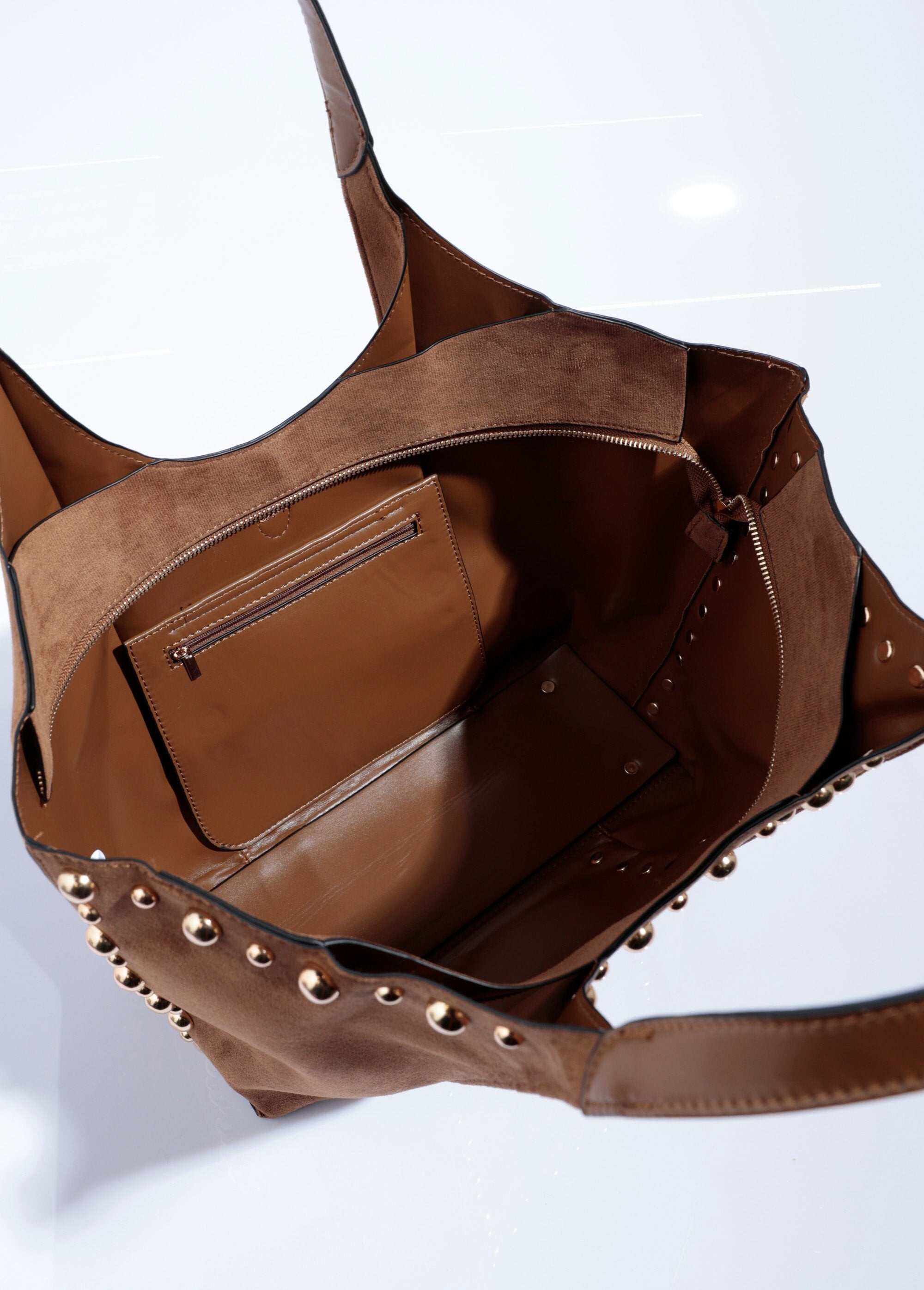 Saco_tote_em_suedette_com_tachas_redondas_em_metal_Noisette_DE1_slim