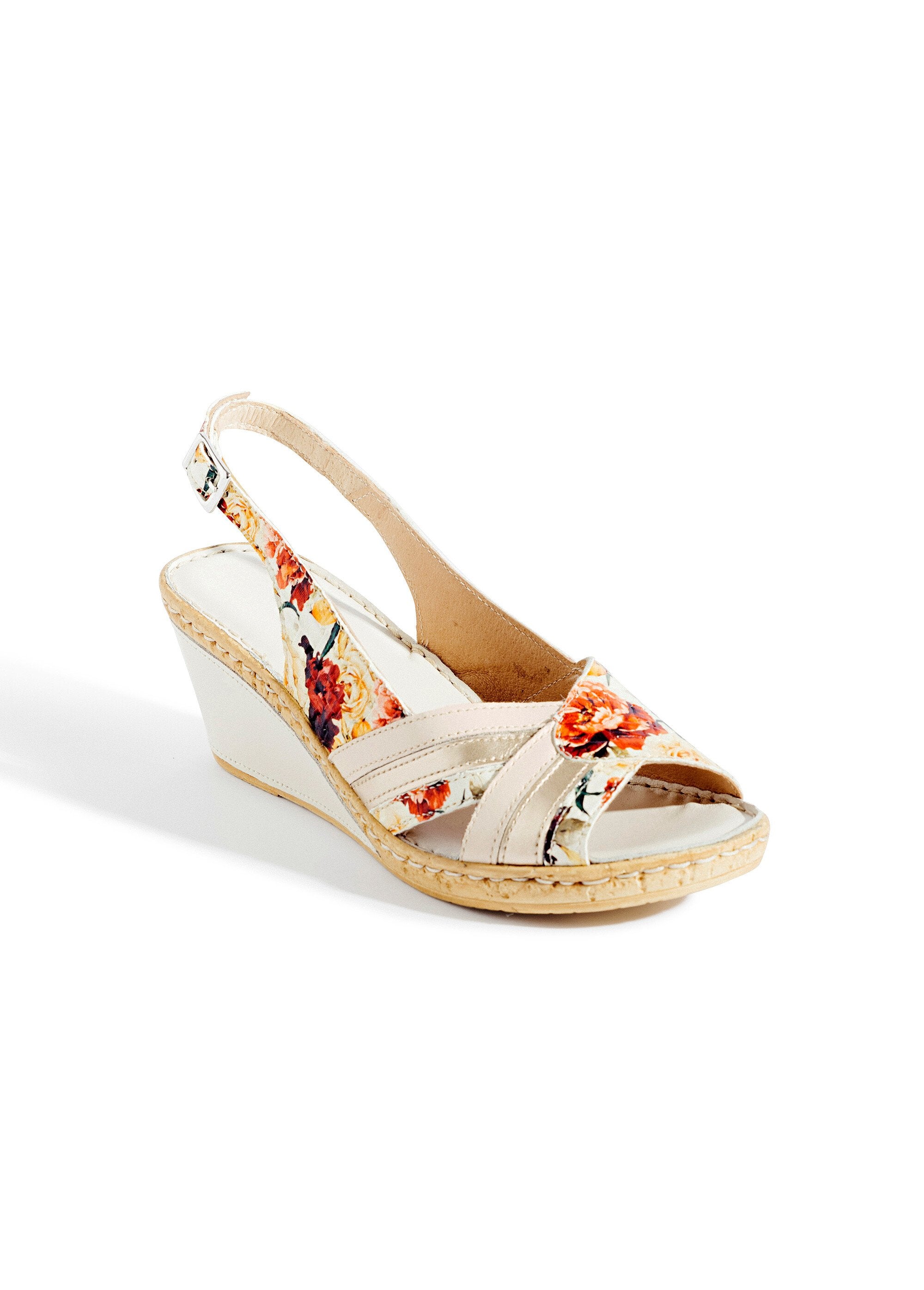 Sandália_de_couro_com_bico_aberto_e_largura_confortável_Beige_FA1_slim