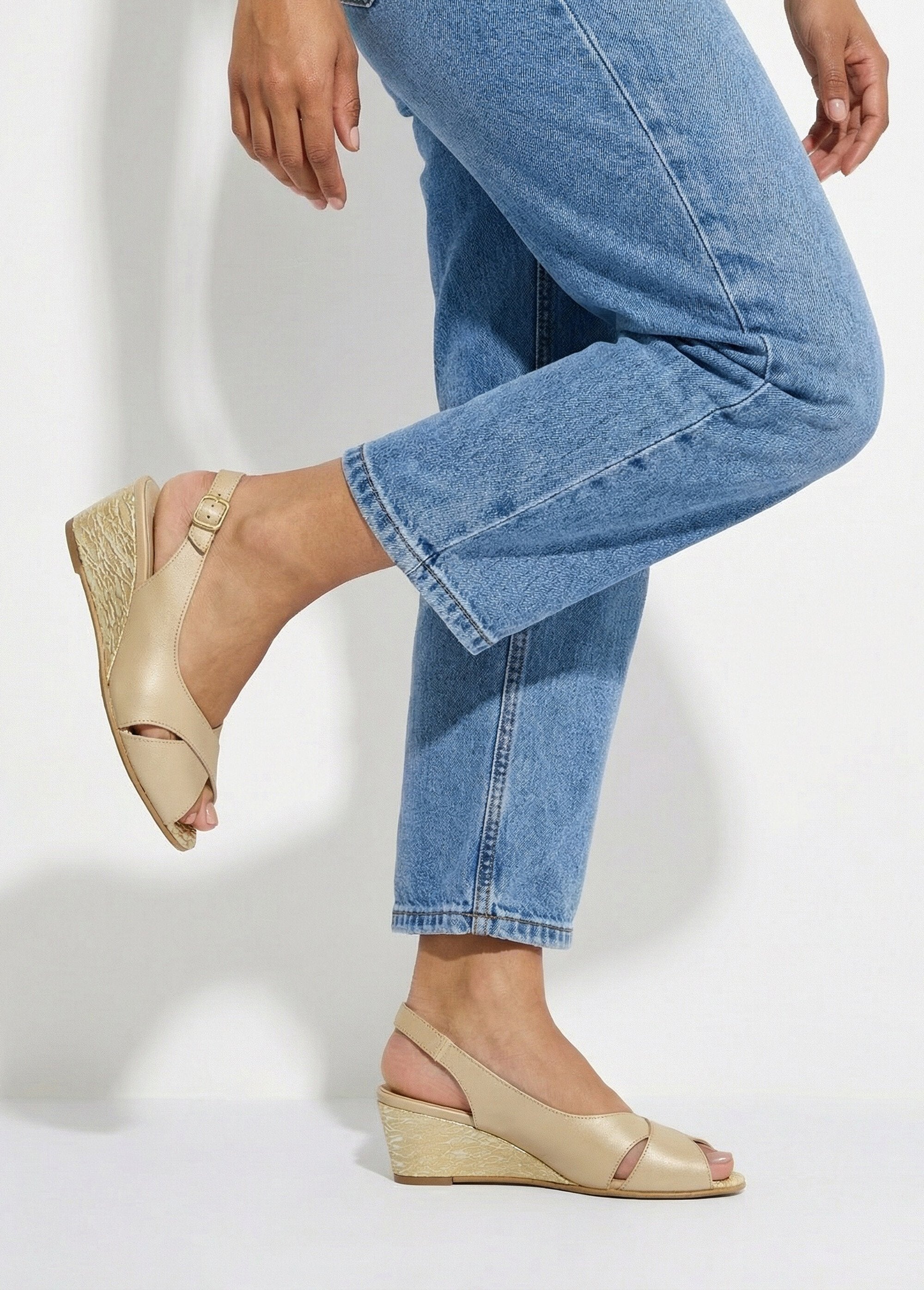 Sandália_confortável_de_couro_com_bico_aberto_Bege_dourado_SF1_slim