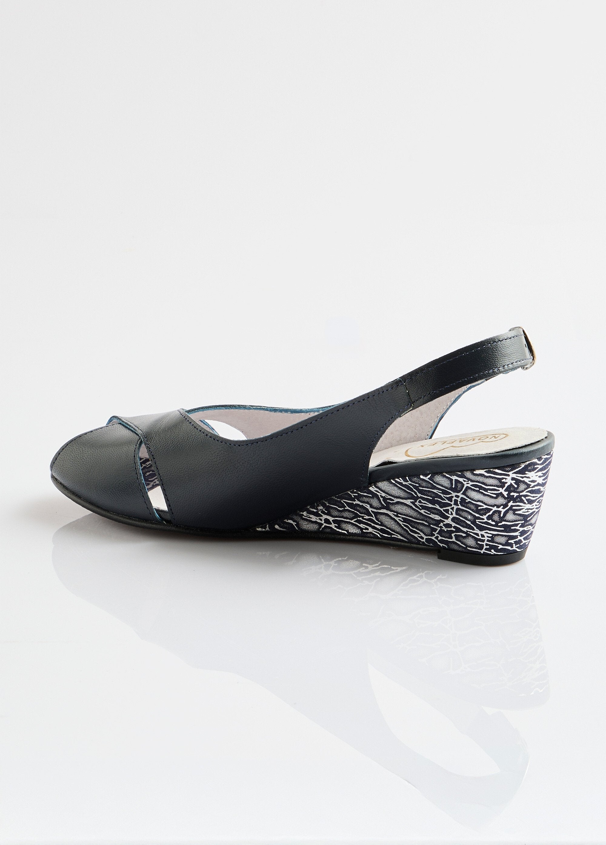 Sandália_confortável_de_couro_com_bico_aberto_Marinho_DO1_slim