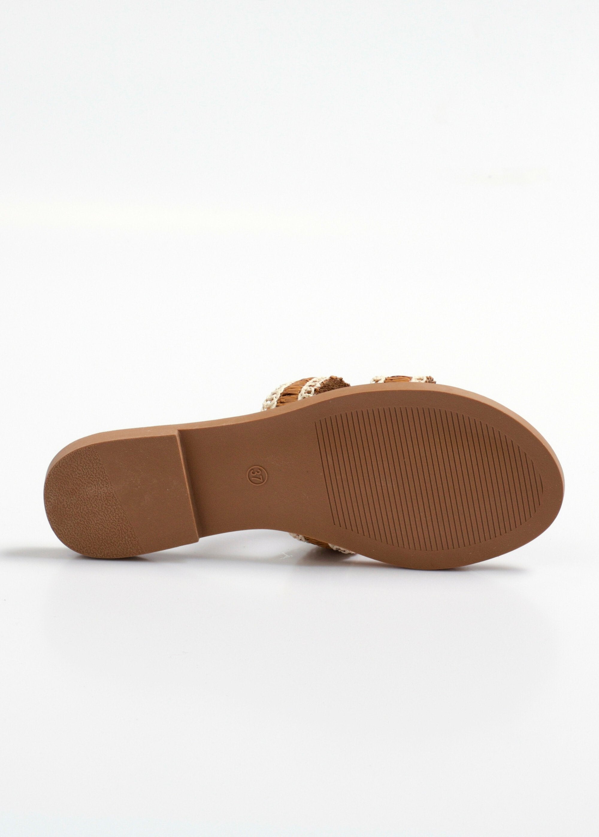 Sandálias_étnicas_de_palha_plana_mule_Camel_UN1_slim