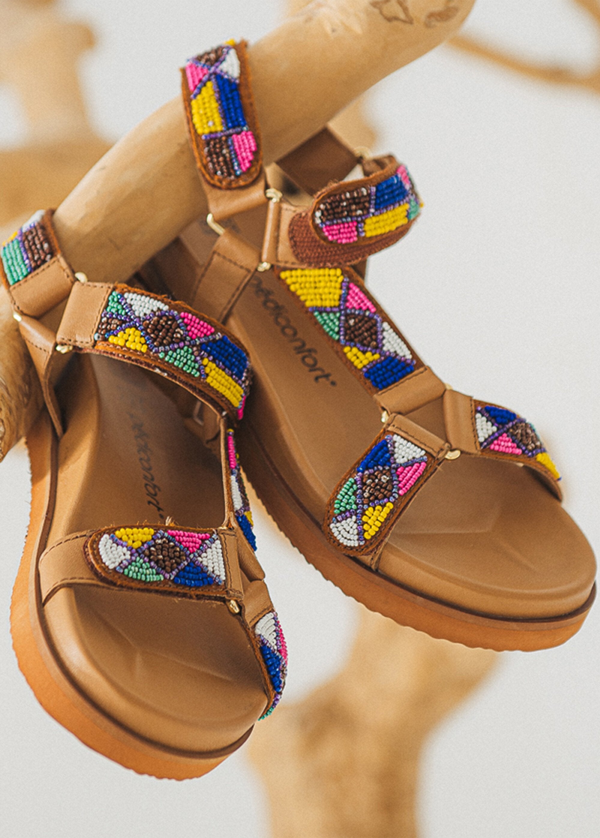 Sandálias_com_sola_ergonômica_e_tiras_de_pérolas_Marron_DE3_slim