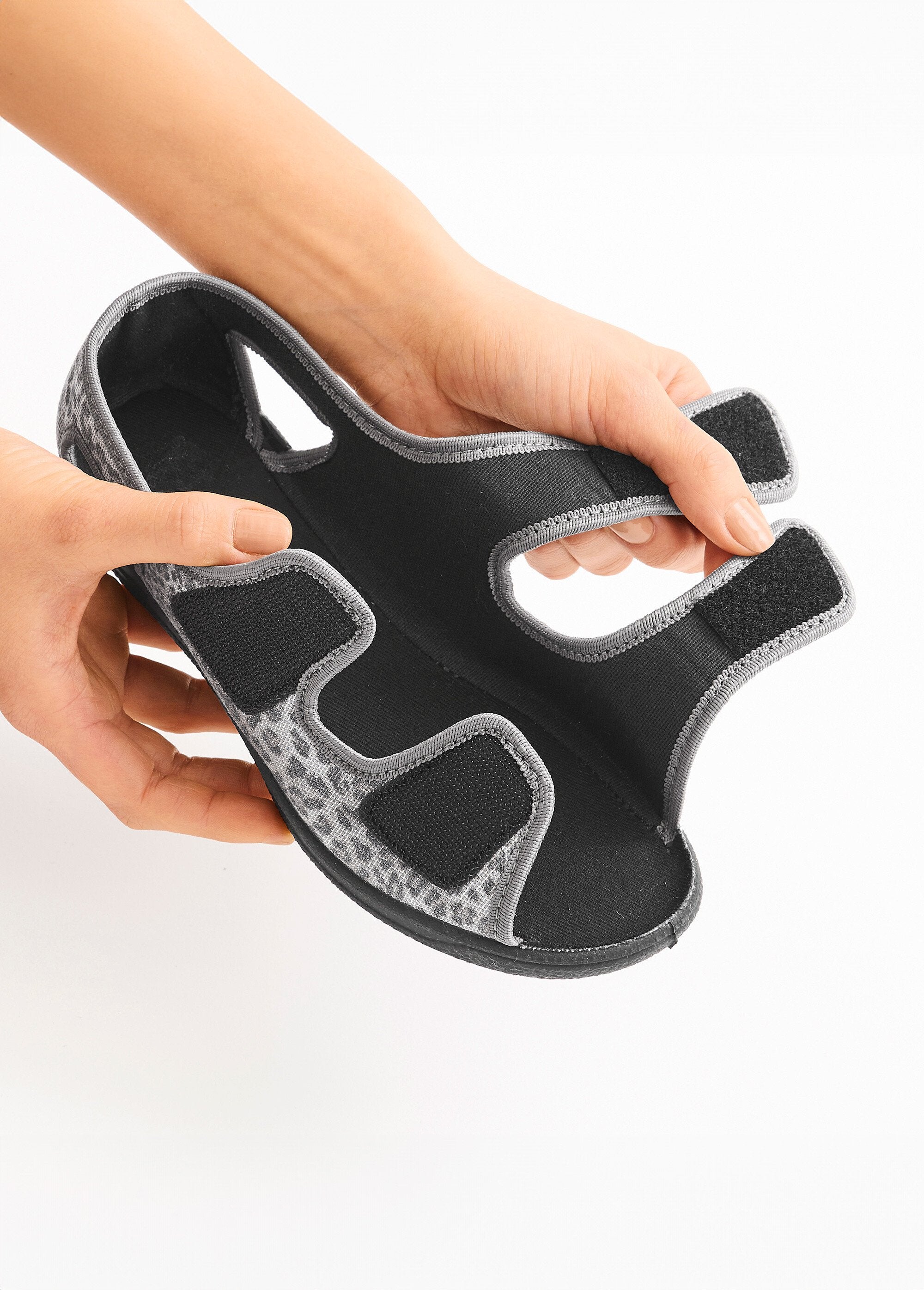 Sandálias_veganas_de_largura_confortável_Cinza_DE1_slim