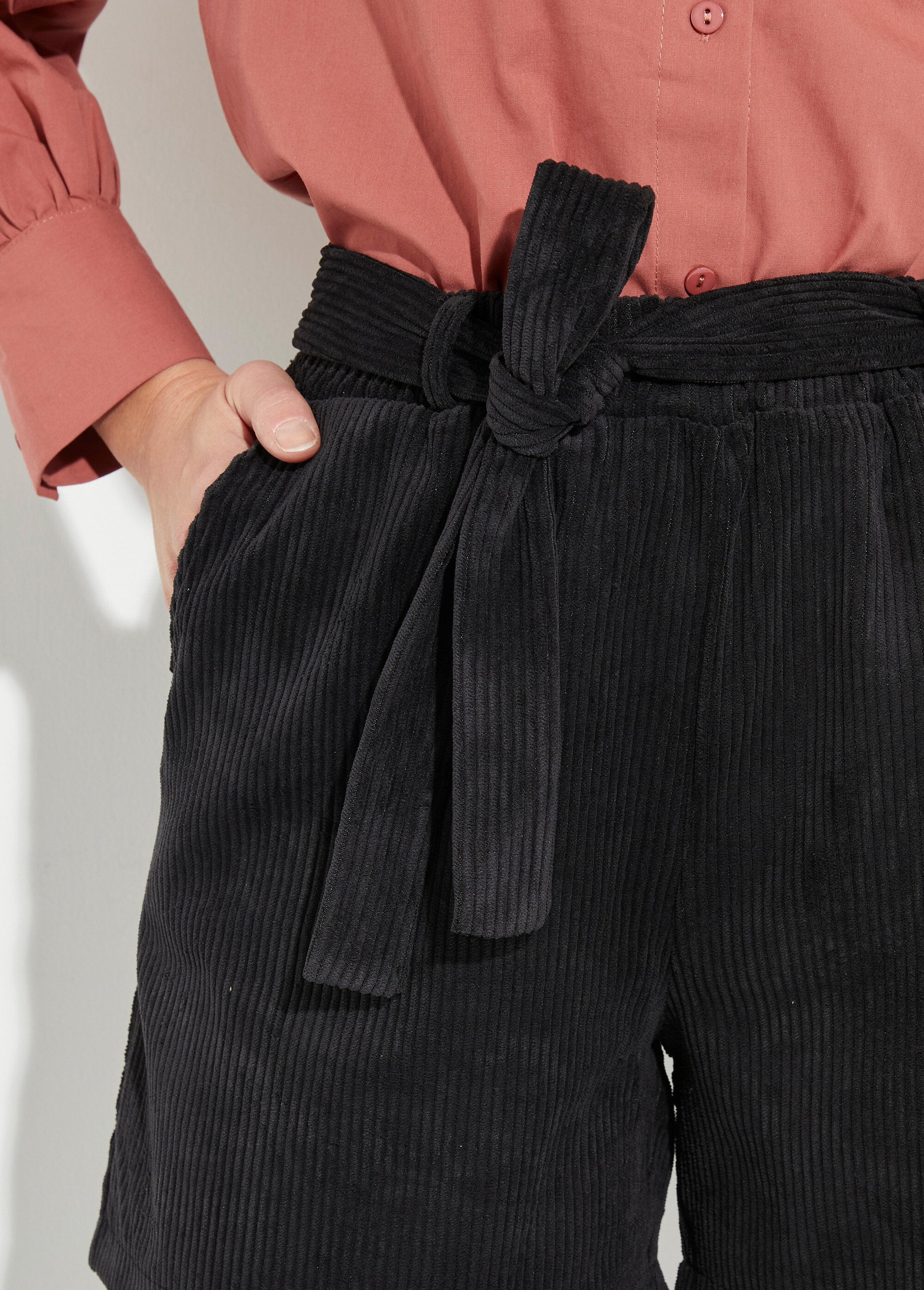 Short_en_velours_à_grosses_cotes_Noir_DE1_slim