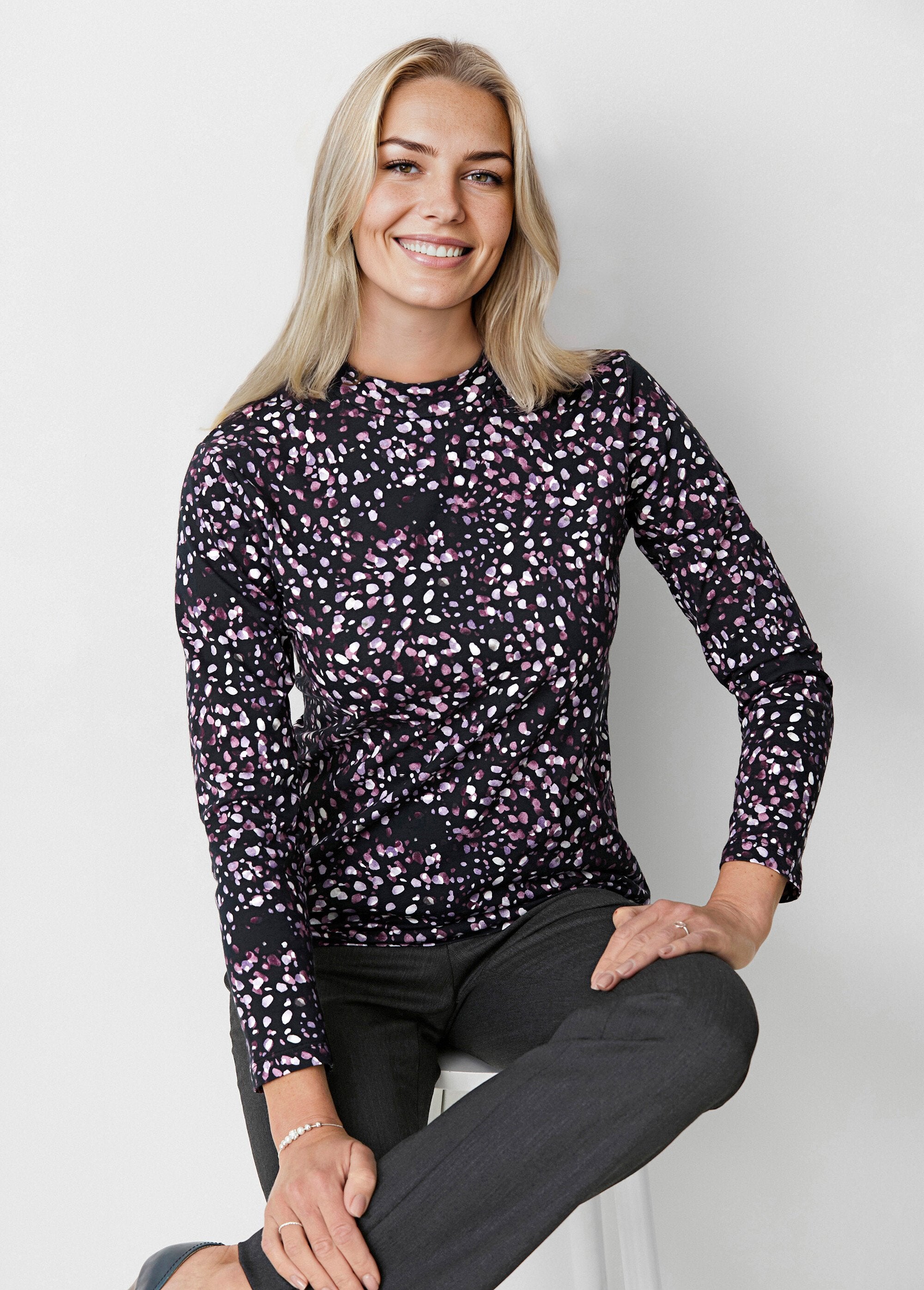 Camiseta_longa_de_malha_macia_e_flexível_Estampa_lilás_FA1_slim